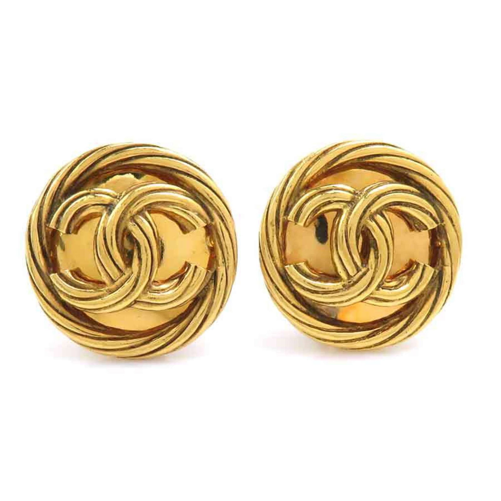 Clip earrings metal by Chanel: Clip earrings metal by Chanel Gold clip earrings by Chanel, featuring a classic design with metal construction and a subtle gold finish. The earrings measure 30mm x 30mm and show signs of gentle wear,