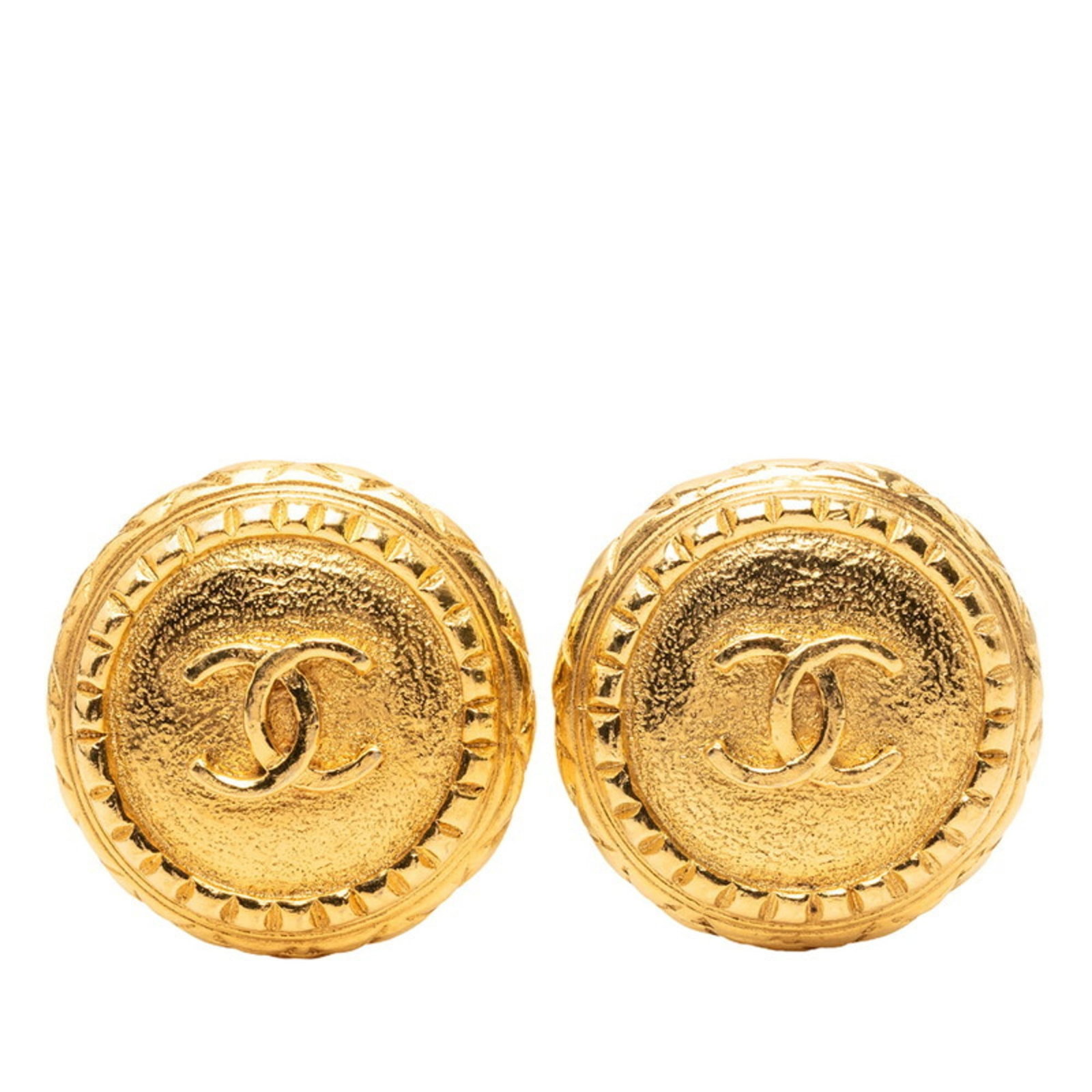 Clip earrings gold plating by Chanel: Clip earrings gold plating by Chanel Clip earrings in gold plating by Chanel, bearing a few traces of usage and minor scratches. The gold plating has some dirt visible but overall remains in very good