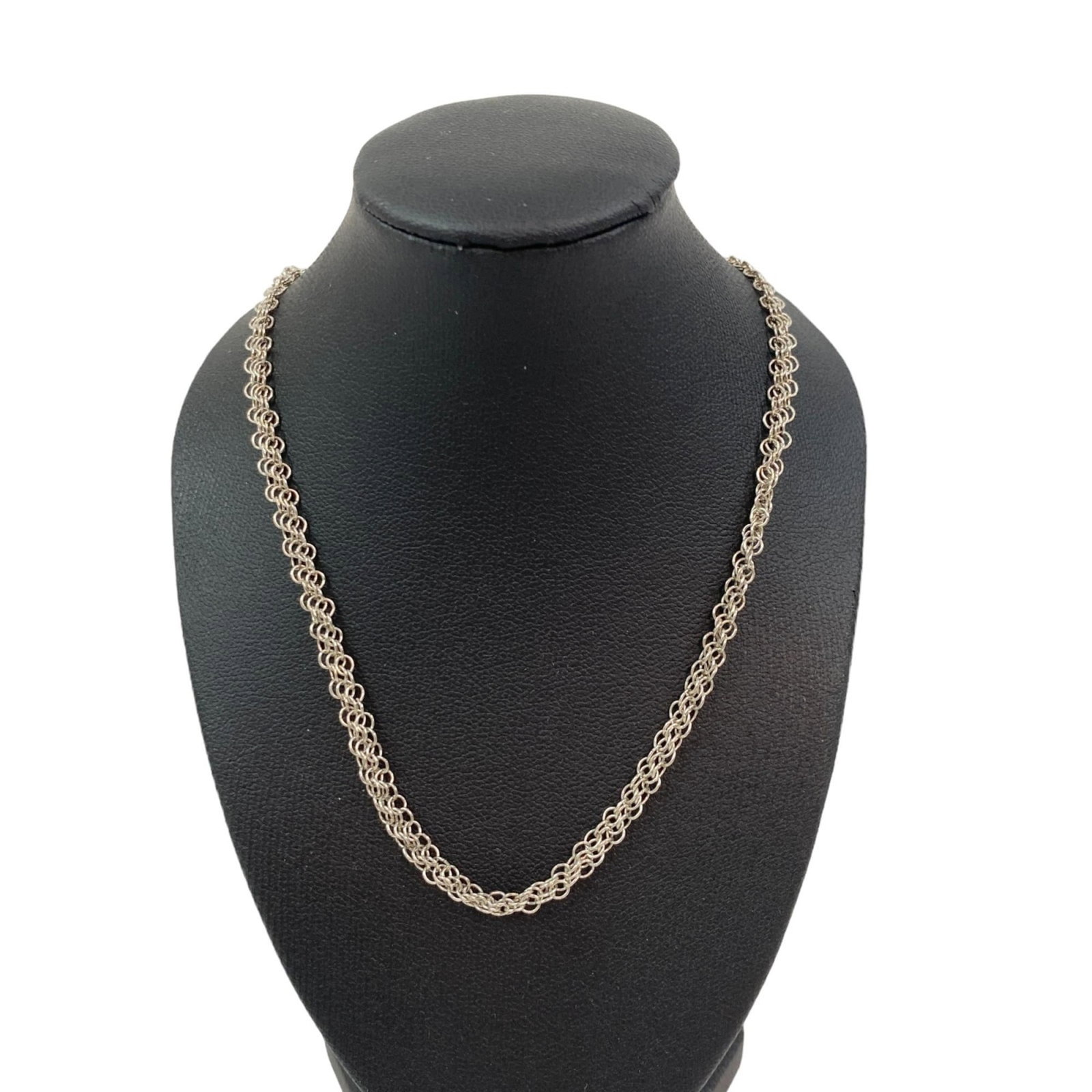 Women's mesh chain necklace in silver 925 by Tiffany: Women's mesh chain necklace in silver 925 by Tiffany Silver 925 mesh chain necklace in a classic design from Tiffany, bearing a few traces of usage and minor scratches. The item remains in very good