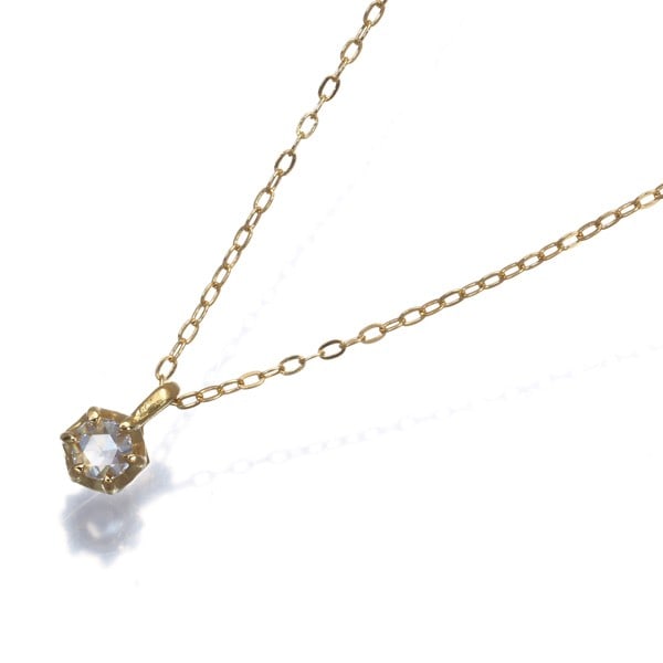 Rose-cut diamond necklace in 750 yellow gold.: Rose-cut diamond necklace in 750 yellow gold. Rose-cut diamond necklace in 750 yellow gold. This elegant pendant showcases a stunning rose-cut diamond, set against a backdrop of 18k yellow gold. The i