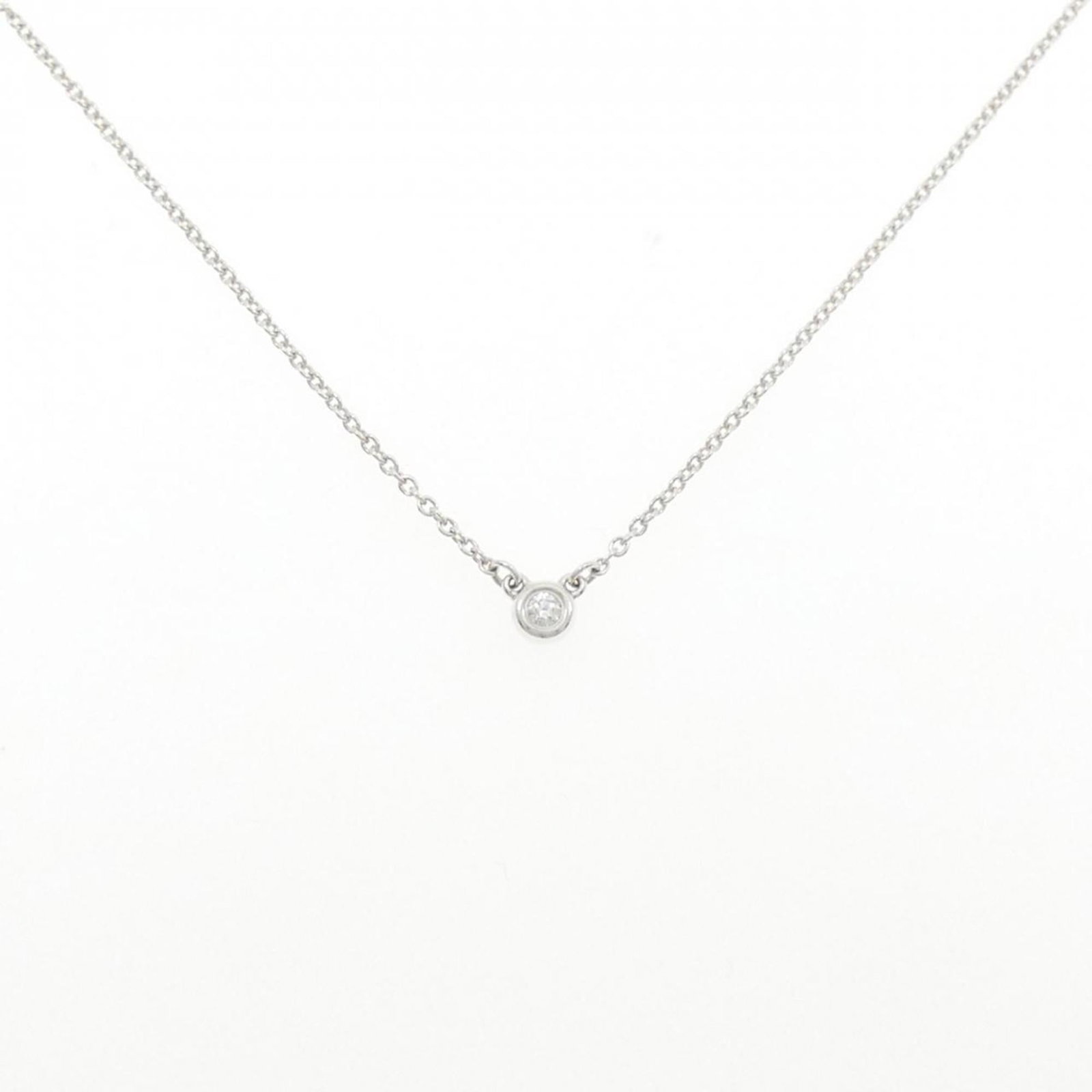 Tiffany by yard necklace: Tiffany by yard necklace Tiffany by yard necklace, featuring a silver 925 pendant with a diamond stone, presented in a classic design. The necklace boasts a 42 cm circumference and measures 3.7mm x 3.