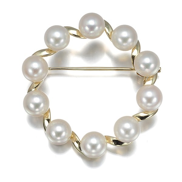 Mikimoto Brooch Akoya Pearl 5.8Mm Circle 14K 585 Yellow Gold: Mikimoto Brooch Akoya Pearl 5.8Mm Circle 14K 585 Yellow Gold Yellow gold 14k 585 setting showcases a stunning Akoya pearl measuring 5.8mm in diameter, set within a circle design. This cultured Akoya p
