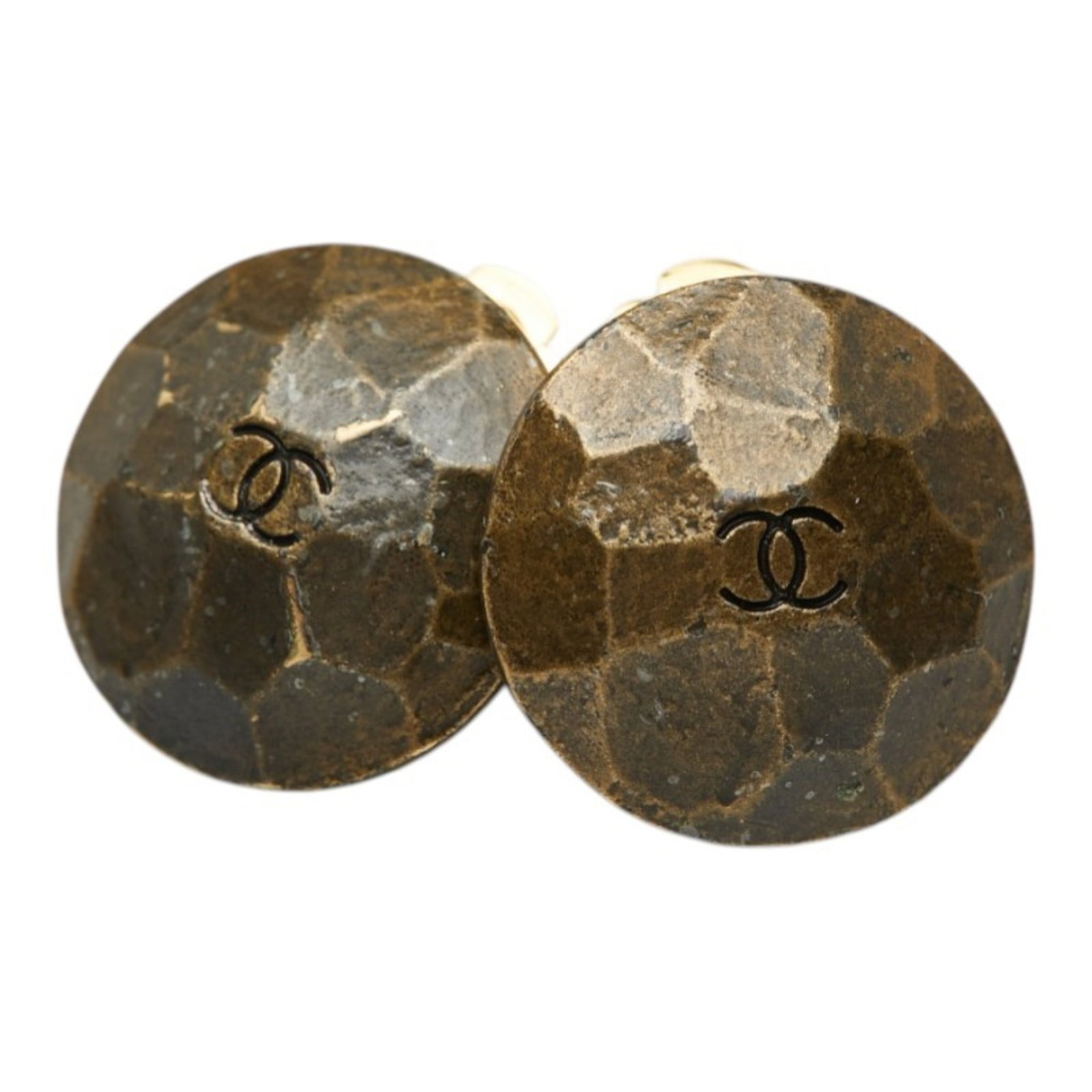 Chanel Clip Earrings: Chanel Clip Earrings Gold clip earrings from the iconic Chanel brand, bearing subtle traces of usage and minor scratches. Measuring 20mm x 20mm, these small yet elegant accessories are a testament to