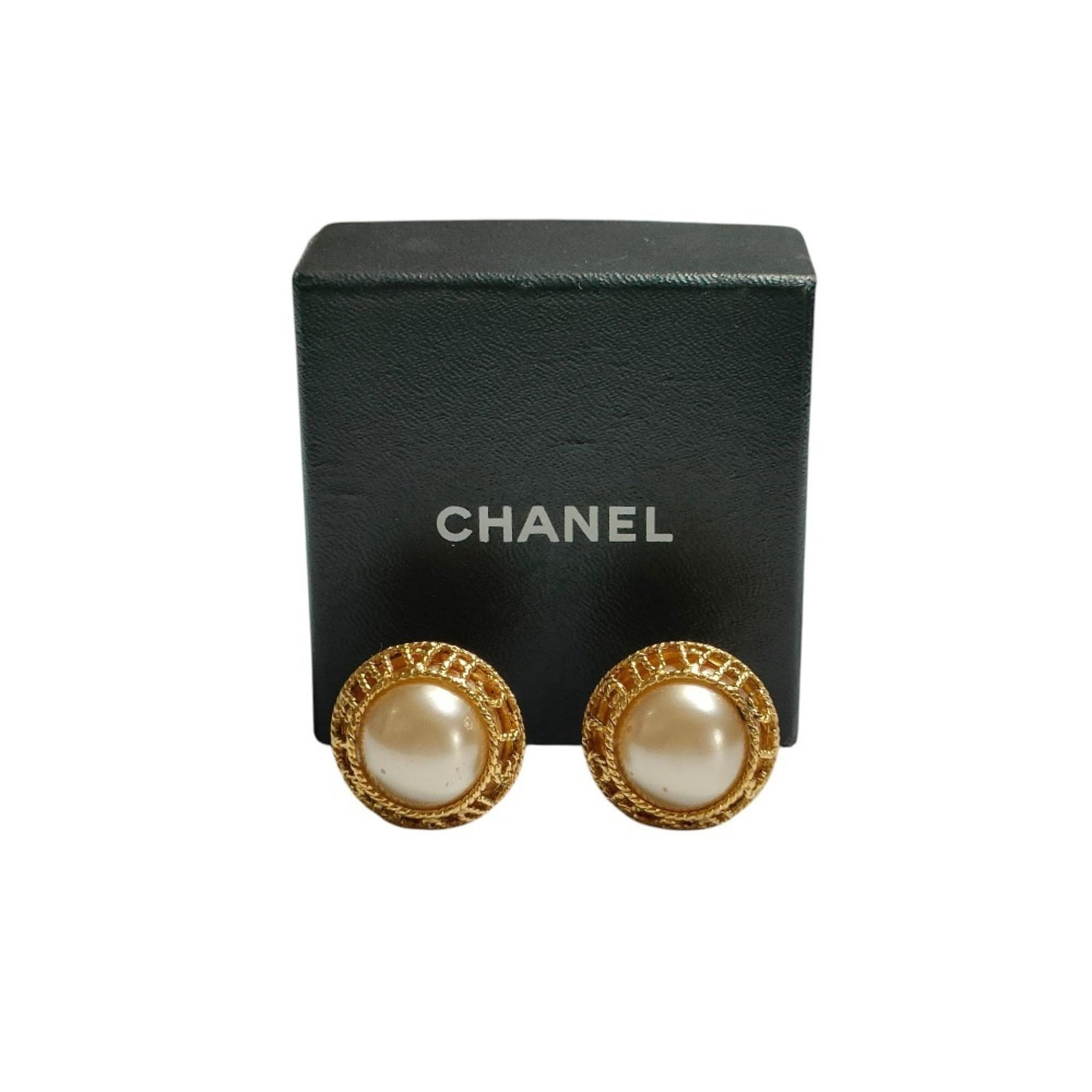 Chanel Clip Earrings: Chanel Clip Earrings Gold clip earrings from the iconic Chanel brand, bearing a few traces of usage and minor scratches/dirt. Measuring 25mm x 30mm in size, these vintage earrings are in very good con