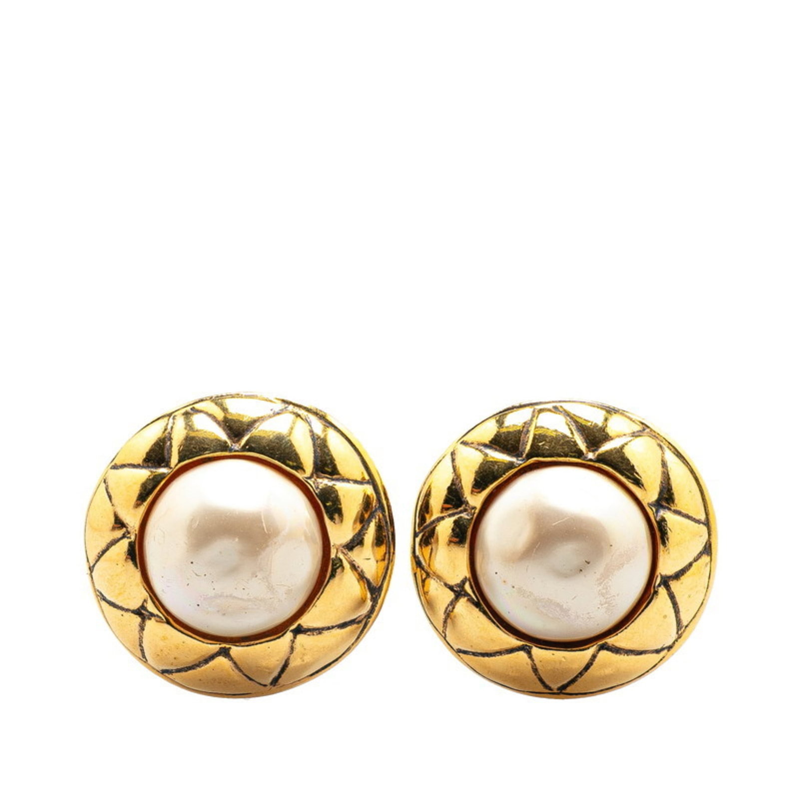 Chanel Clip Earrings: Chanel Clip Earrings Chanel Clip Earrings in gold, with a size of 27.20mm x 27.70mm and a subtle sheen to their metal finish. The earrings bear traces of usage, including scratches and dirt, but remai