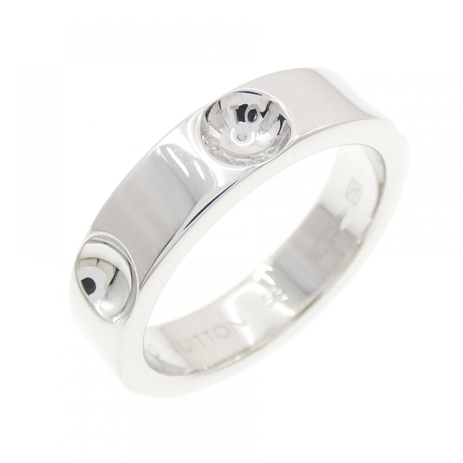 Louis Vuitton Band Ring White Gold (18K): Louis Vuitton Band Ring White Gold (18K) This Louis Vuitton band ring in white gold (18K) boasts a sleek design, making it a stylish addition to any jewelry collection. The item features a few traces 