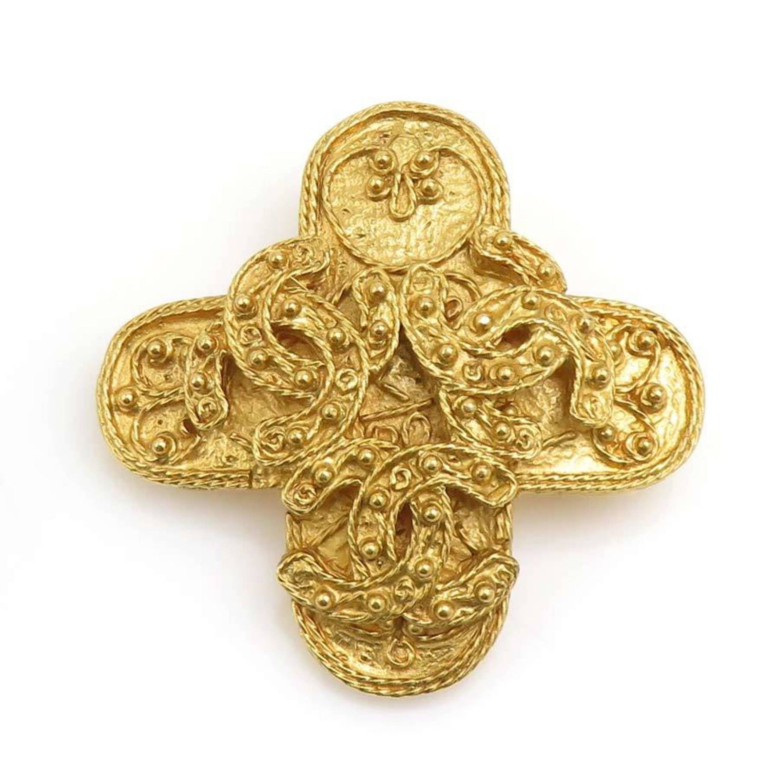 Metal brooch by Chanel: Metal brooch by Chanel Gold metal brooch by Chanel, measuring 5cm x 5cm. The piece bears traces of usage and minor scratches, with signs of wear visible but overall in good condition. A used Chanel br