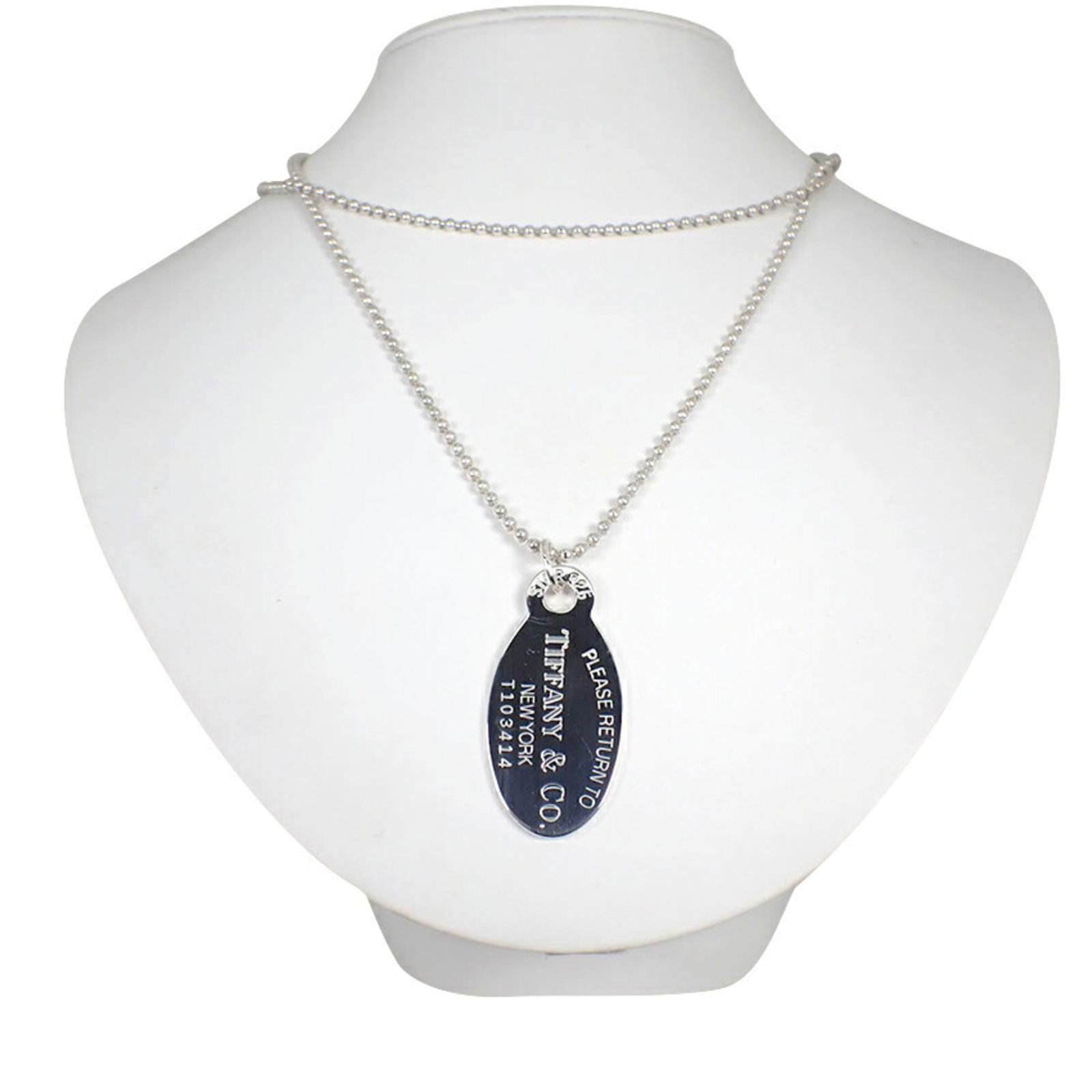 Return to Tiffany Oval Necklace Pendant 925 Long Tag Tiffany: Return to Tiffany Oval Necklace Pendant 925 Long Tag Tiffany Sterling silver pendant in the iconic Tiffany Oval shape, measuring 42mm x 21mm. This long tag necklace features a 925 mark and has been