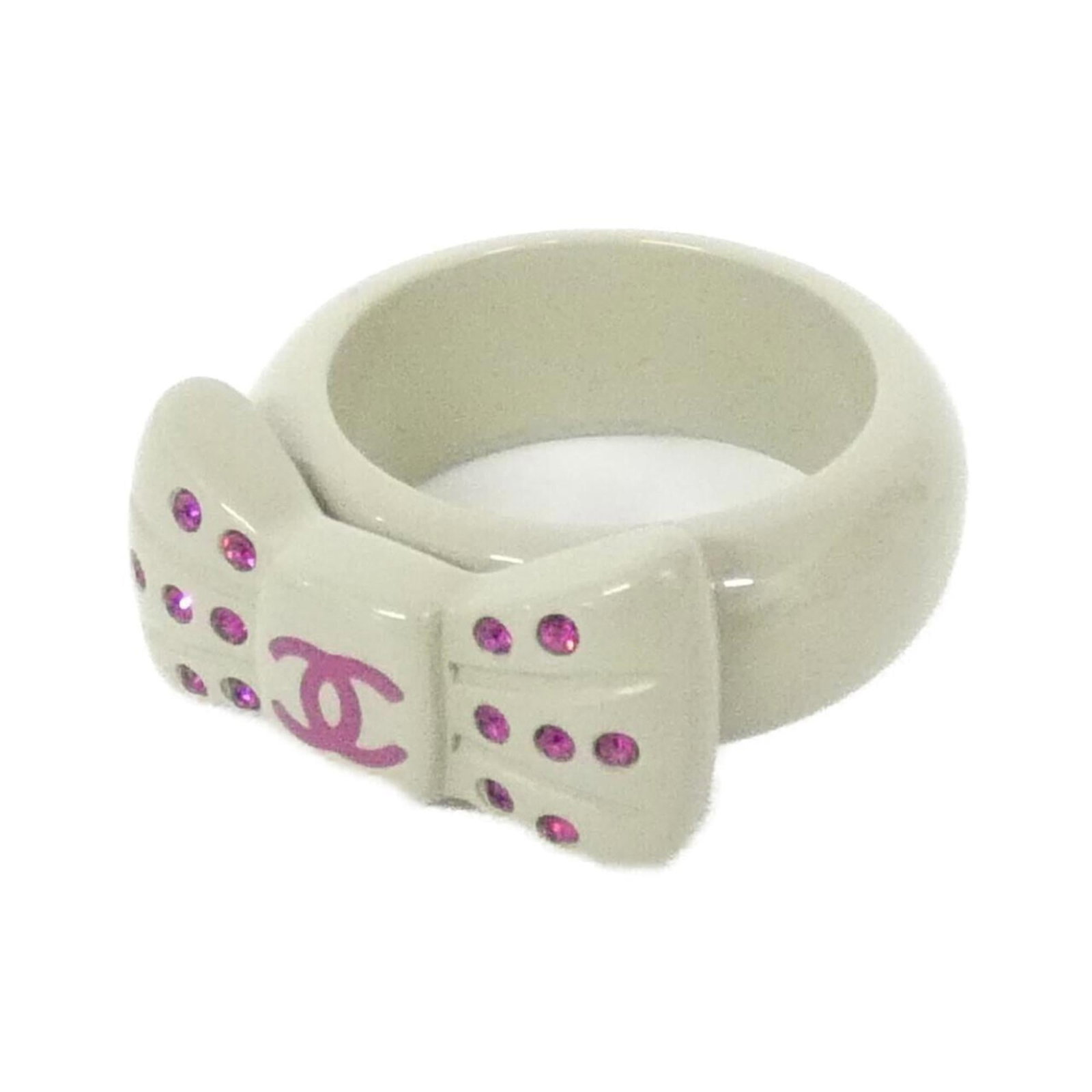Ring from Chanel: Ring from Chanel Gray band ring from Chanel, featuring a subtle pink hue. Showcased in excellent condition with only minor signs of wear, including faint scratches and dirt marks that add to its patin