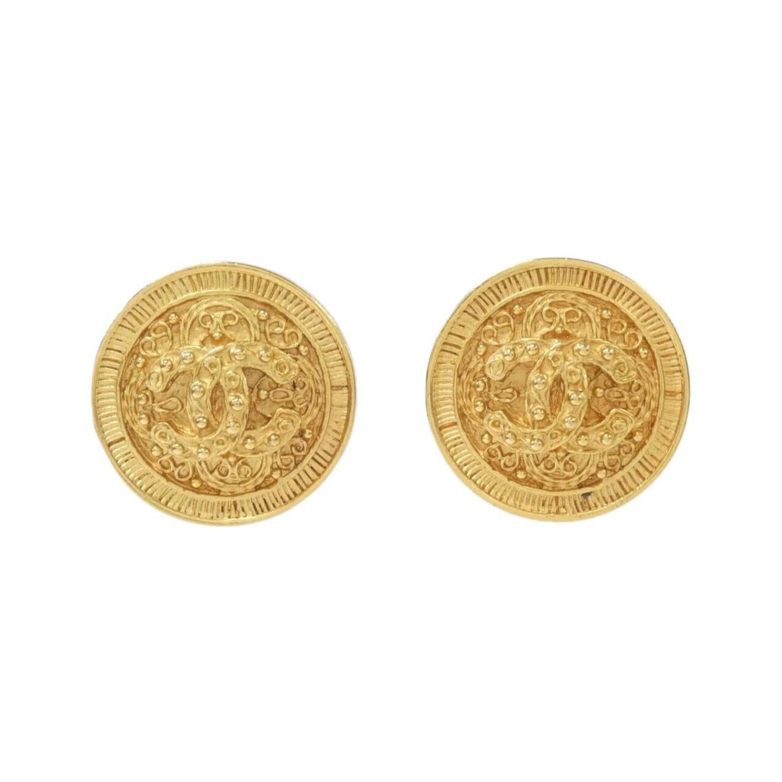 Chanel Clip Earrings: Chanel Clip Earrings Chanel Clip Earrings in Gold, featuring the iconic design with a few traces of usage and some minor scratches. The earrings are made from high-quality materials and have been well