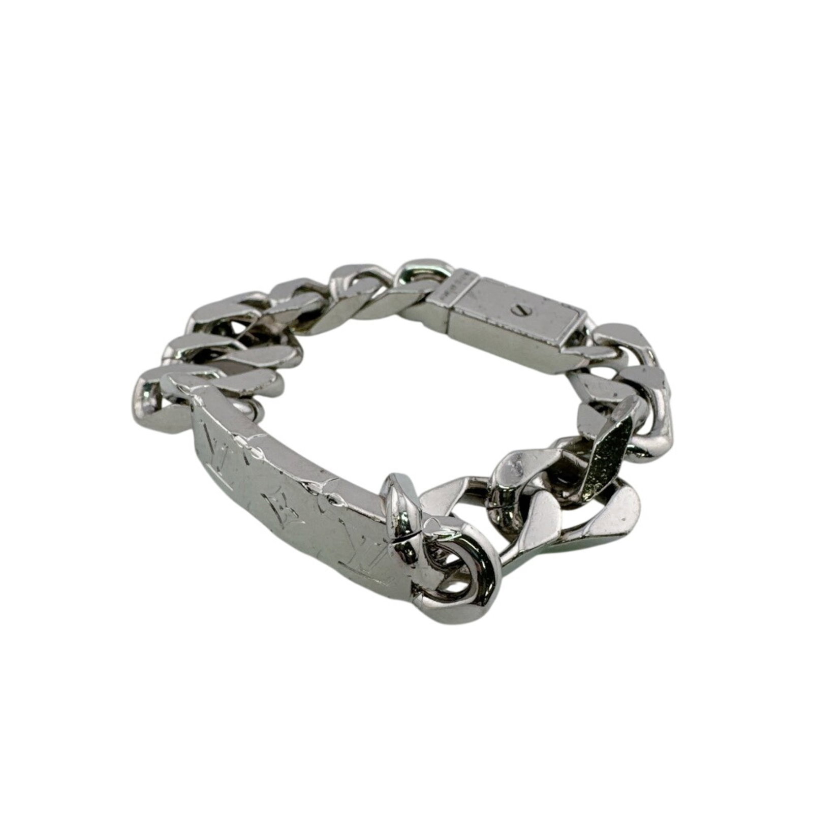Louis Vuitton Charm Bracelet Silver: Louis Vuitton Charm Bracelet Silver Silver charm bracelet from Louis Vuitton, measuring 17cm in length. The item bears traces of usage and minor damages/dirt, but remains in acceptable condition for