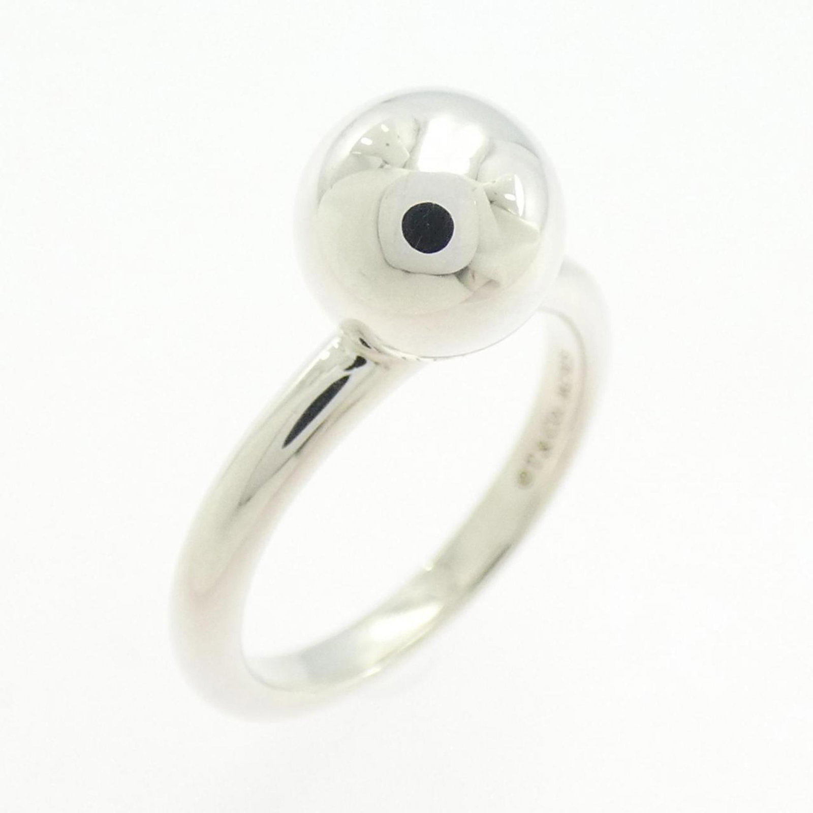 Tiffany Band Ring Silver 925: Tiffany Band Ring Silver 925 Silver 925 band ring from Tiffany, featuring a classic design with a few traces of usage visible. The item shows some scratches and dirt but remains in very good condition
