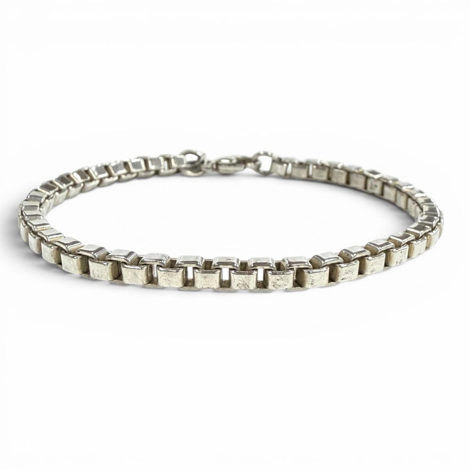 Charm Tiffany Bracelet 925 Silver: Charm Tiffany Bracelet 925 Silver Charm Tiffany Bracelet 925 Silver - A versatile and elegant accessory, this silver charm bracelet boasts a classic design with a subtle sheen. Measuring 18.8cm in