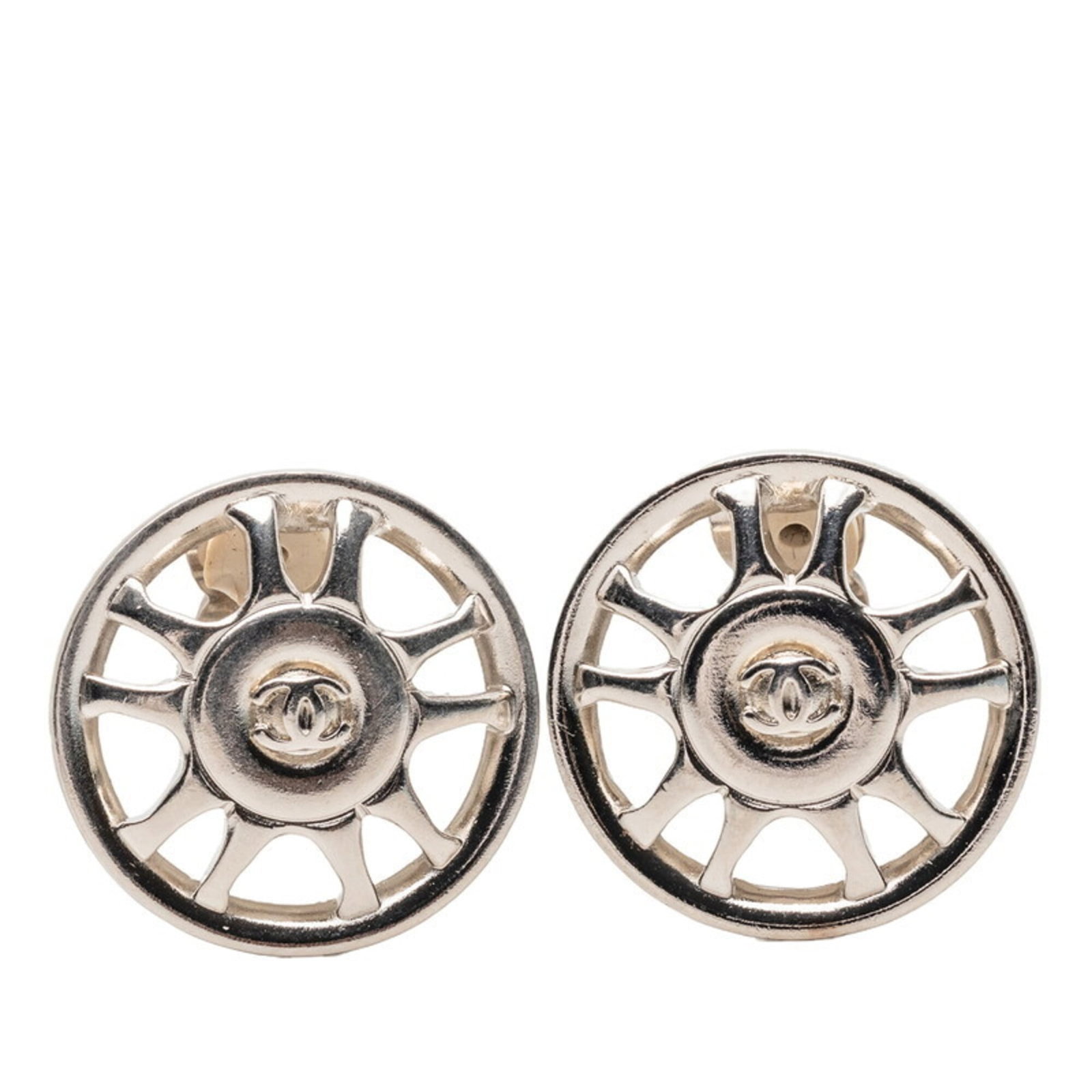 Clip earrings metal by Chanel: Clip earrings metal by Chanel Silver clip earrings by Chanel, bearing traces of usage and minor scratches, are available in good condition. Measuring 24mm x 24mm, these metal clips feature a sleek des