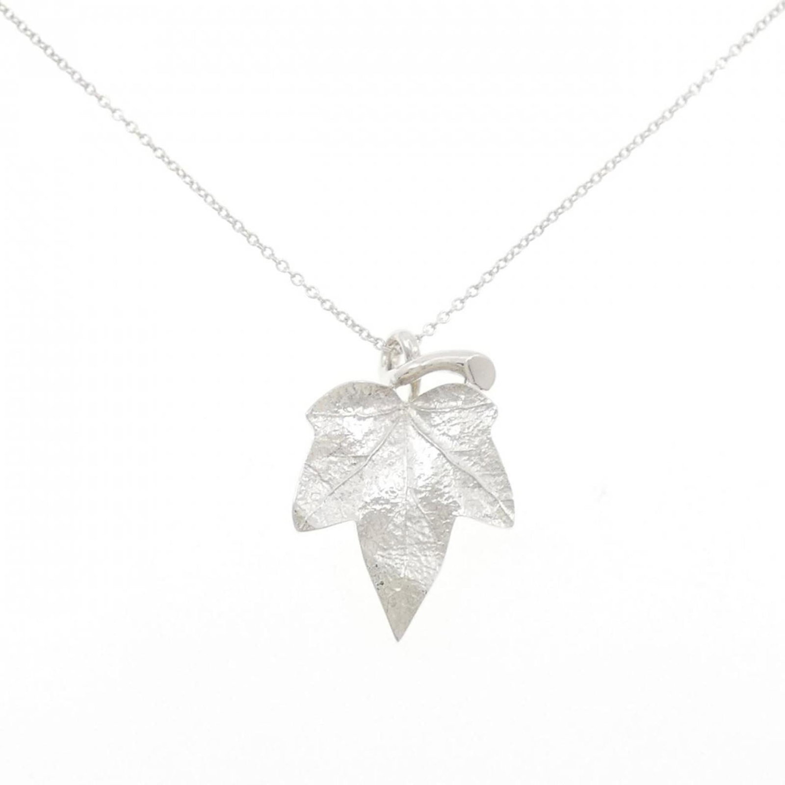 Tiffany 925 Necklace: Tiffany 925 Necklace Tiffany's iconic silver necklace features a beautiful pendant, measuring 25.3mm x 18.3mm, set against a sturdy chain with a comfortable neck circumference of 47 cm / 18.5''. This 