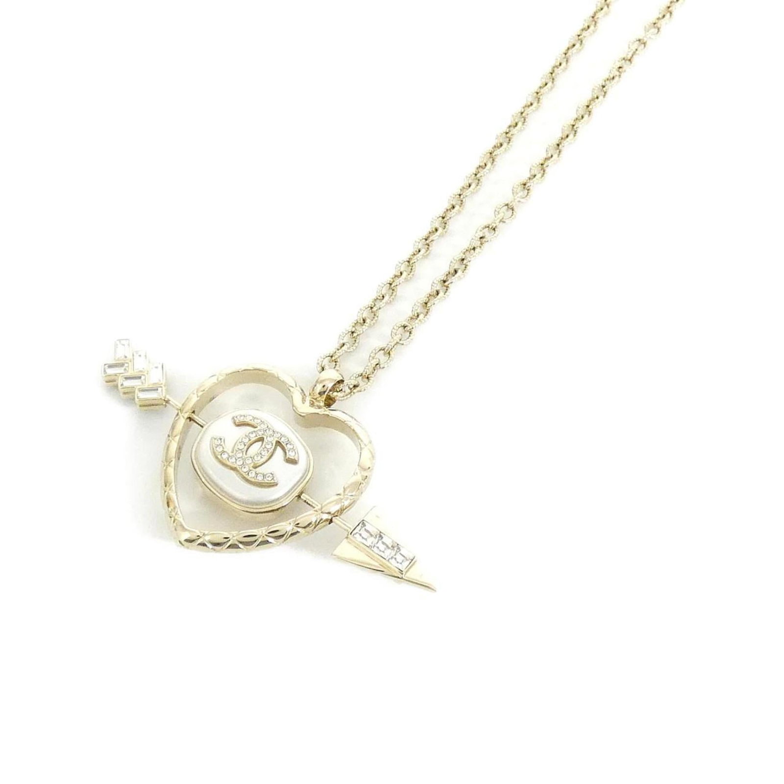 Ab9864 Necklace by Chanel: Ab9864 Necklace by Chanel The Ab9864 Necklace by Chanel boasts a striking gold, pink, and white design, featuring a 50mm x 85mm pendant. This elegant necklace falls in the 58 cm / 22.83'' neck
