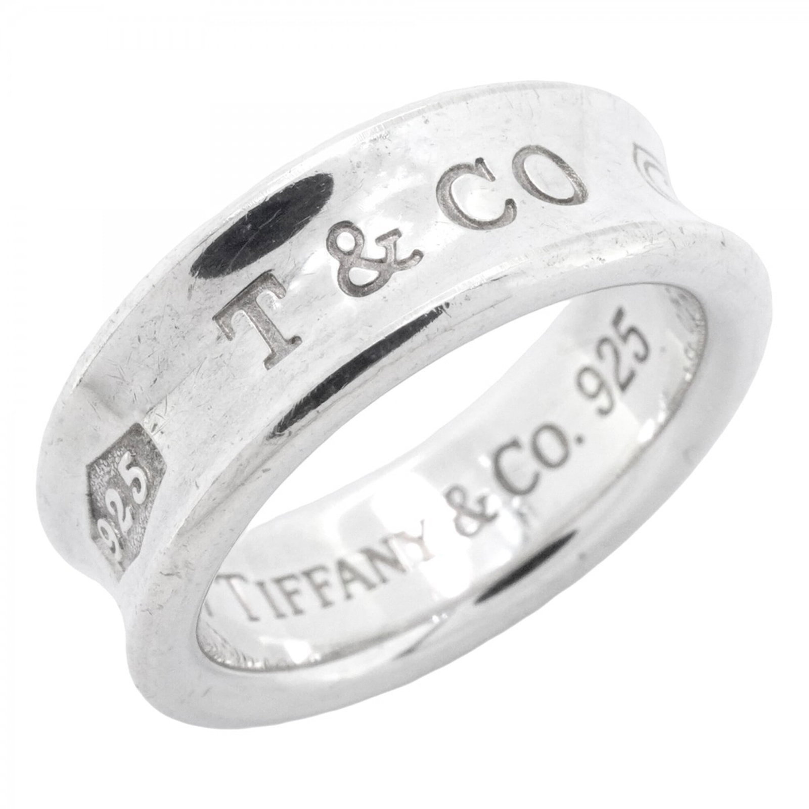 Tiffany Band Ring Silver 925: Tiffany Band Ring Silver 925 Silver 925 band ring from Tiffany, featuring a classic design with subtle wear evident. Traces of usage and minor scratches can be seen, but overall the condition remains