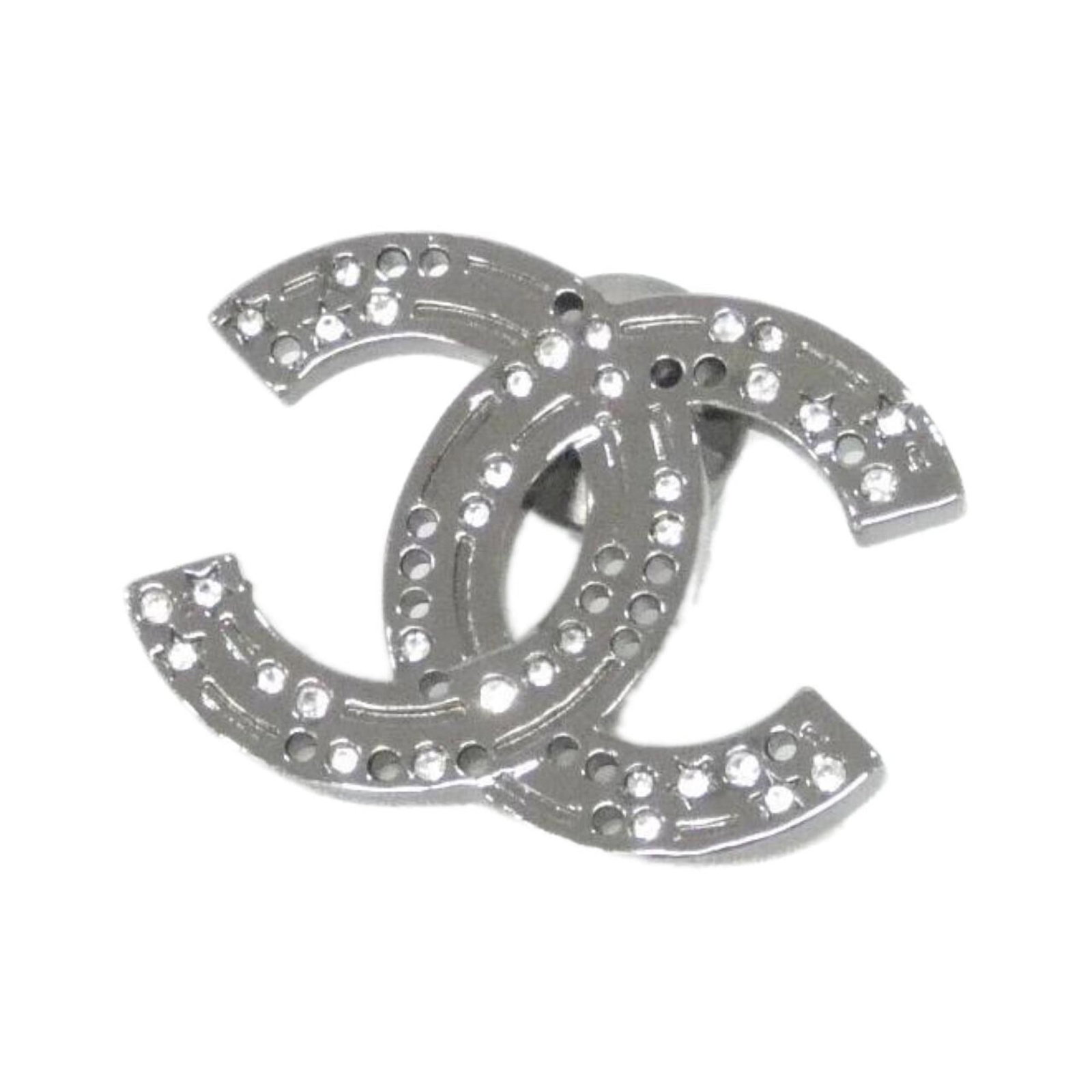 Chanel Brooch: Chanel Brooch This silver Chanel brooch features a crystal stone and measures 2cm x 2.8cm. It has a few traces of usage, with some scratches and dirt visible, but remains in very good condition