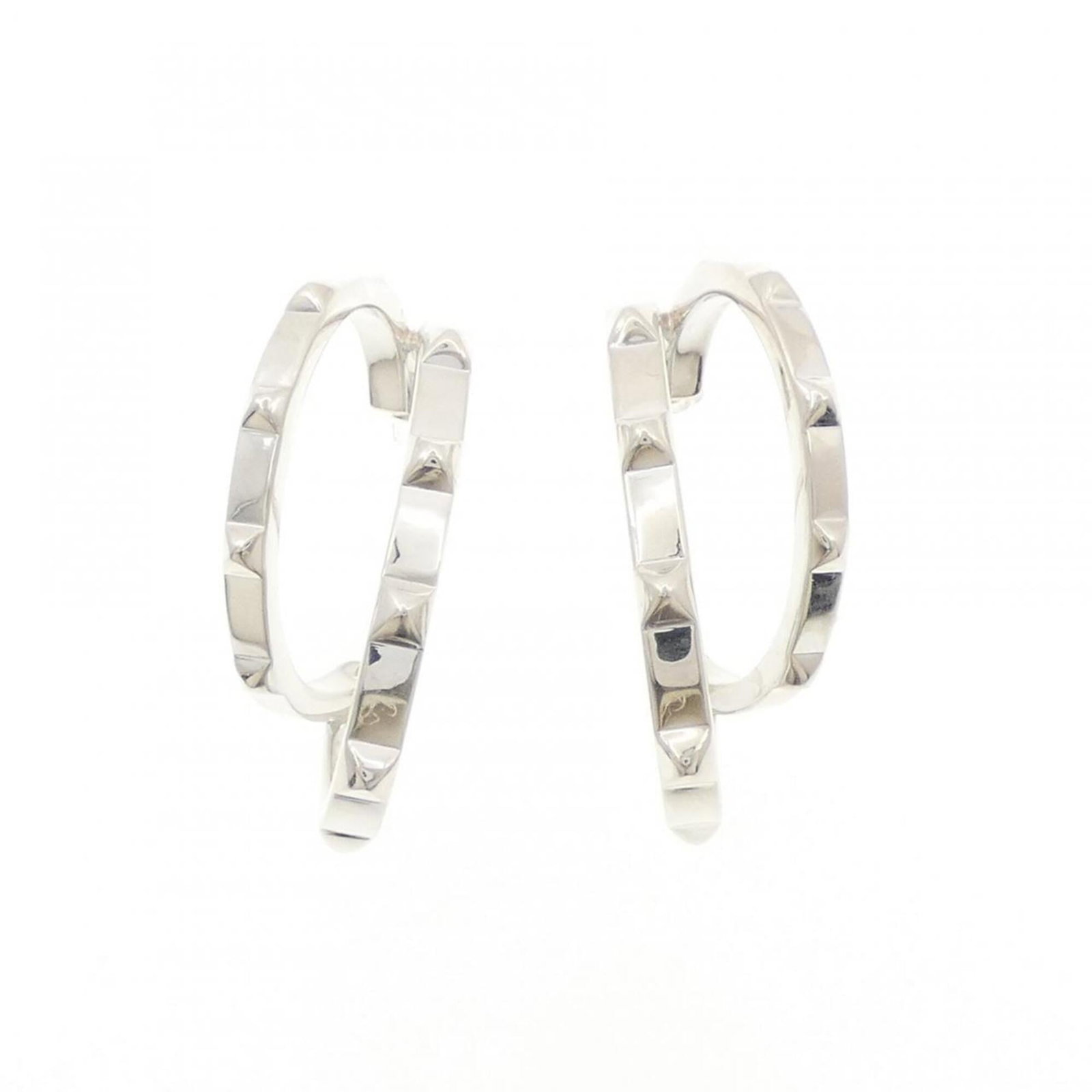 Hermes 925 Silver Earrings Stud: Hermes 925 Silver Earrings Stud 32.10mm x 12.20mm silver earrings with a 925 stamp, featuring the iconic Hermes brand, in very good condition despite some minor scratches and dirt accumulation. The st