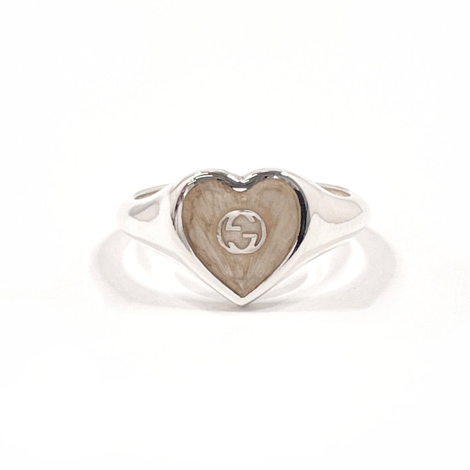 Silver Gucci Ring Band Enamel: Silver Gucci Ring Band Enamel Silver Gucci Ring Band Enamel features an elegant design with enamel and silver details. This used band ring boasts a classic look, bearing some minor scratches and