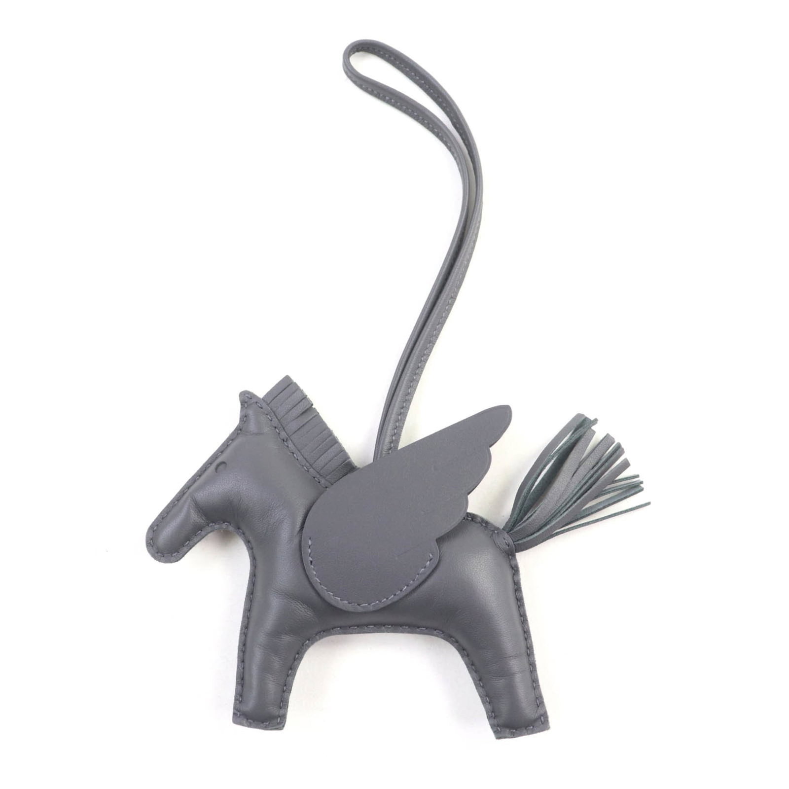 Hermes Handbag Charm Agneau Milo: Hermes Handbag Charm Agneau Milo Agneau Milo charm from the iconic Hermes handbag collection, featuring a beautiful signature. This used charm measures 110mm x 155mm and comes with a 160mm chain
