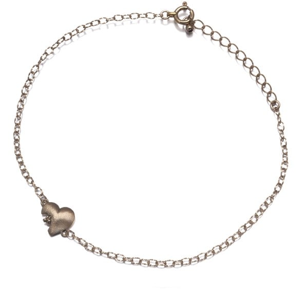 Kashikey Bracelet Diamond 0.02Ct Heart 18K 750 Brown Gold: Kashikey Bracelet Diamond 0.02Ct Heart 18K 750 Brown Gold Kashikey's 18k brown gold bracelet features a natural diamond set into a heart-shaped design, adding a touch of elegance to any outfit. The