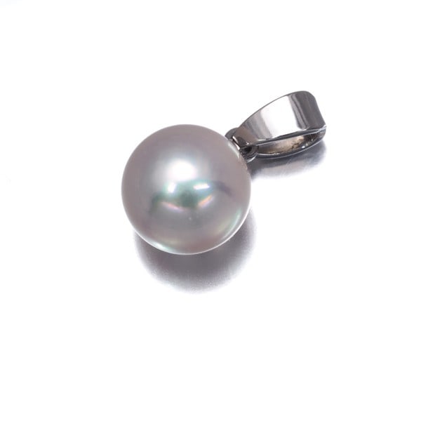 Akoya Pearl Pendant 7.6Mm 18K White Gold Mikimoto Solitaire: Akoya Pearl Pendant 7.6Mm 18K White Gold Mikimoto Solitaire 18k White Gold Mikimoto Solitaire Pendant with Cultured Akoya Pearl, showcasing the lustrous beauty of these renowned pearls. The pendant's 