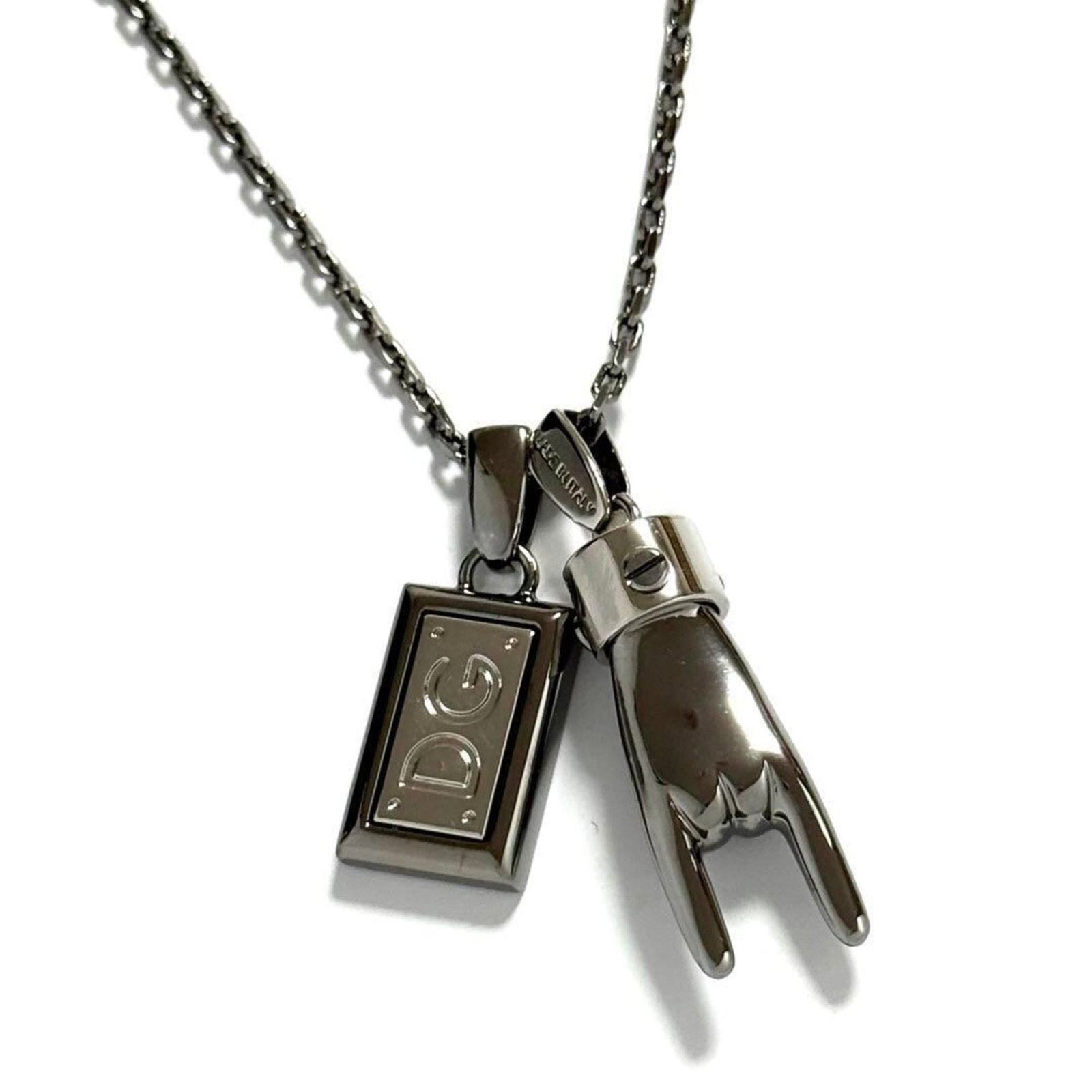 Men's Pendant Necklace Plate by Dolce Gabbana: Men's Pendant Necklace Plate by Dolce Gabbana Dolce & Gabbana's Men's Pendant Necklace Plate boasts a sleek, metal design with a classic plate-style pendant. With a comfortable 50 cm neck circumferenc