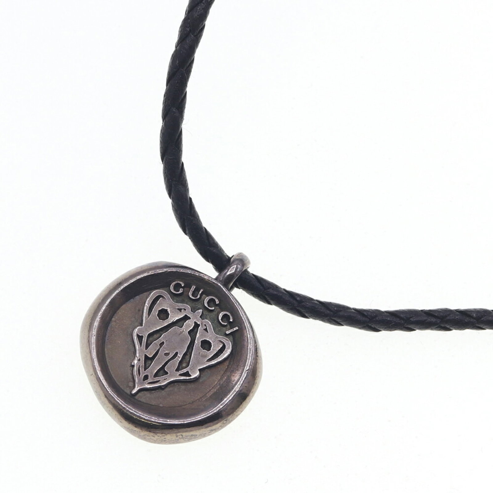 Gucci Crest Coin Necklace 270669 Sv Sterling Silver 925 Leather Choker Pendant For Men And Women: Gucci Crest Coin Necklace 270669 Sv Sterling Silver 925 Leather Choker Pendant For Men And Women Sterling Silver Gucci Crest Coin Necklace in excellent condition, featuring a leather choker pendant