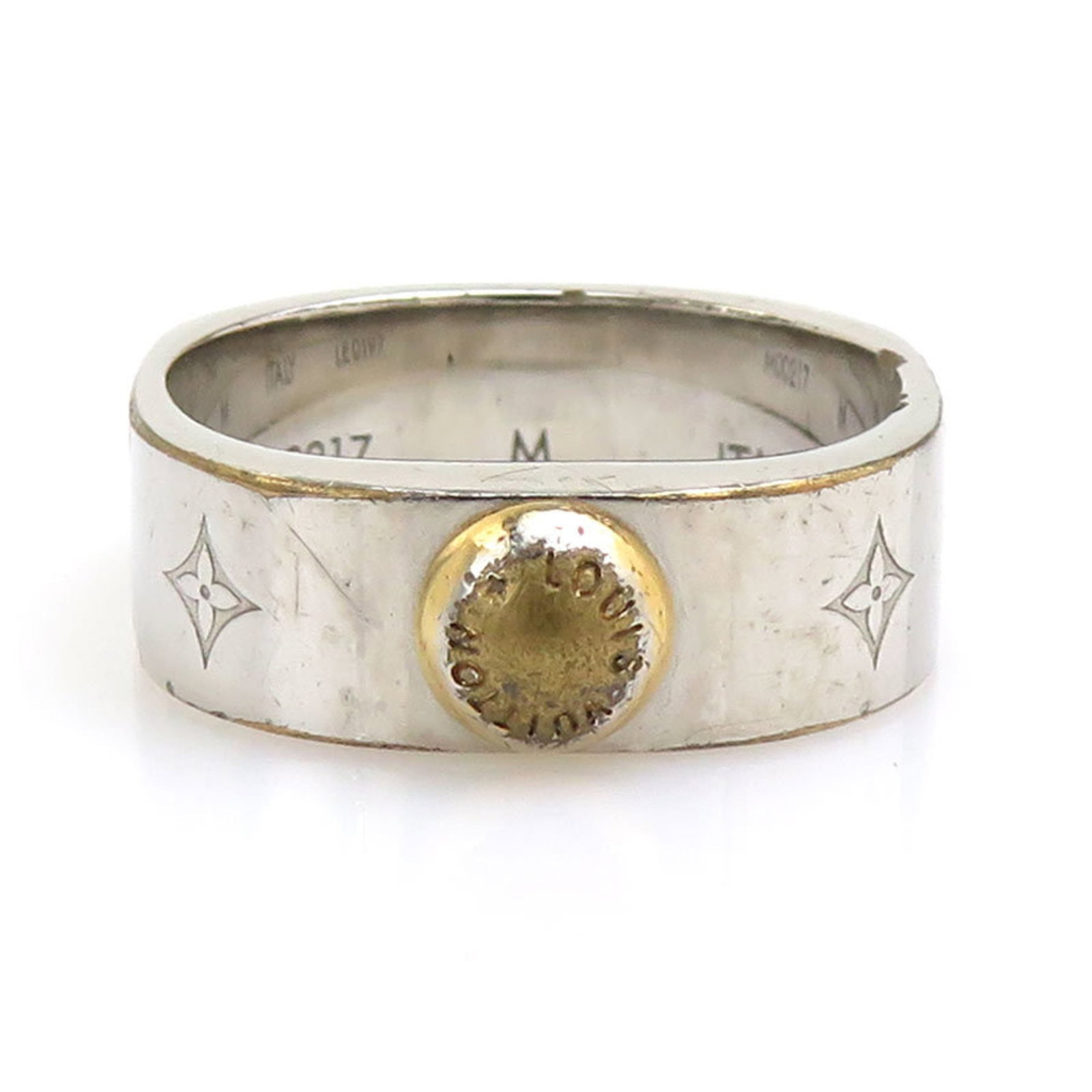 Metal ring band Louis Vuitton: Metal ring band Louis Vuitton Gold metal band ring from Louis Vuitton, featuring the iconic monogram pattern. The ring bears signs of usage and has minor scratches, but remains in good condition