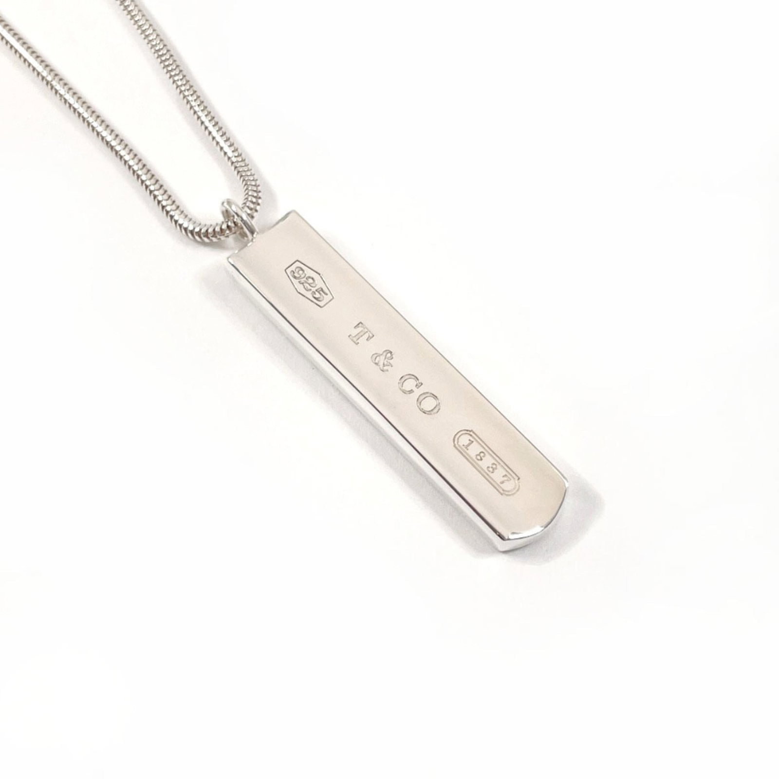 Tiffany & Co. 1837 Bar Pendant Necklace In Sterling Silver Unisex: Tiffany & Co. 1837 Bar Pendant Necklace In Sterling Silver Unisex Sterling silver Tiffany & Co. 1837 Bar Pendant Necklace in unisex design, featuring a classic bar pendant with intricate details. The 