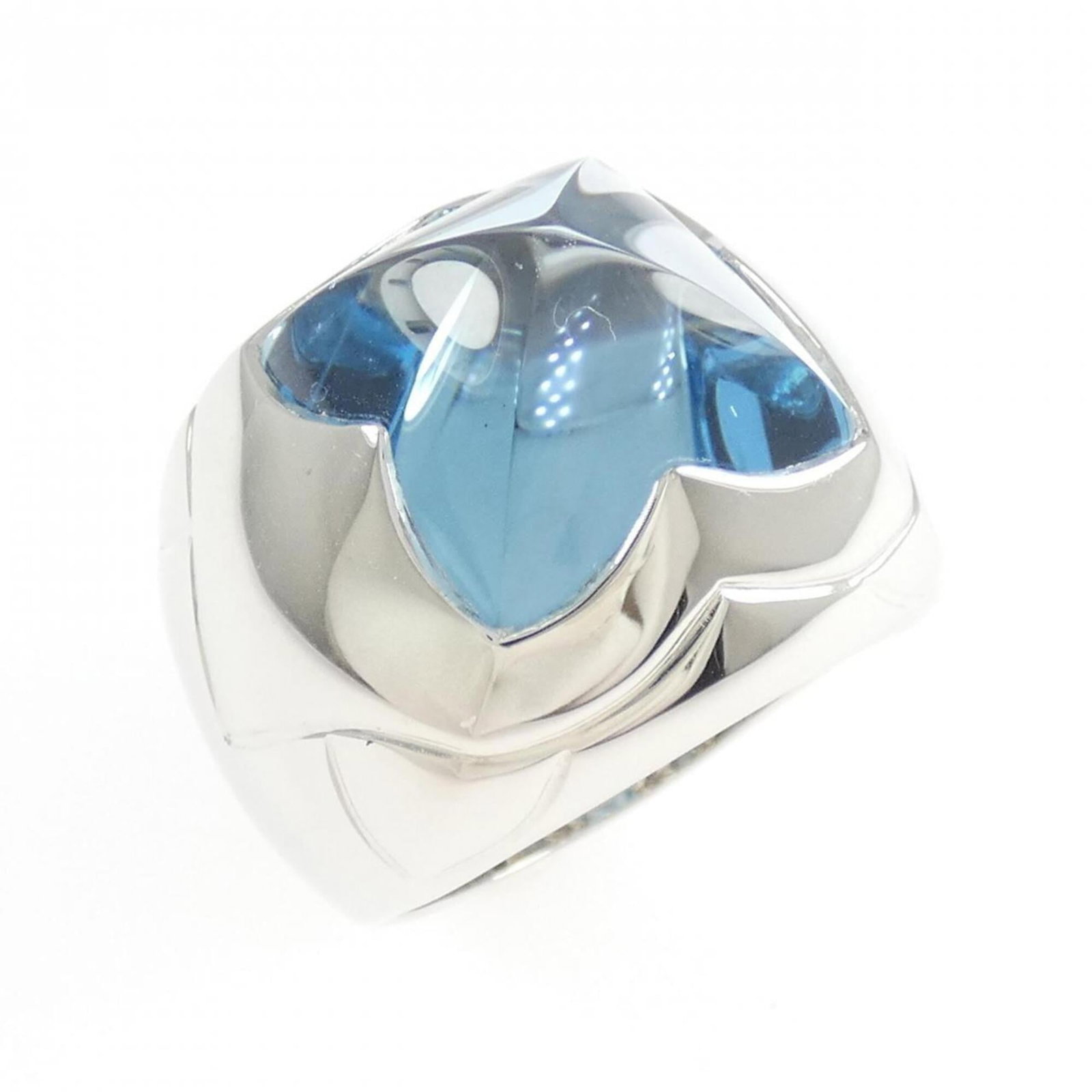 Bvlgari Band Ring White Gold (18K): Bvlgari Band Ring White Gold (18K) Bvlgari Band Ring in White Gold (18K) features a sleek and sophisticated design, showcasing the luxury brand's signature style. Made from high-quality white gold wit