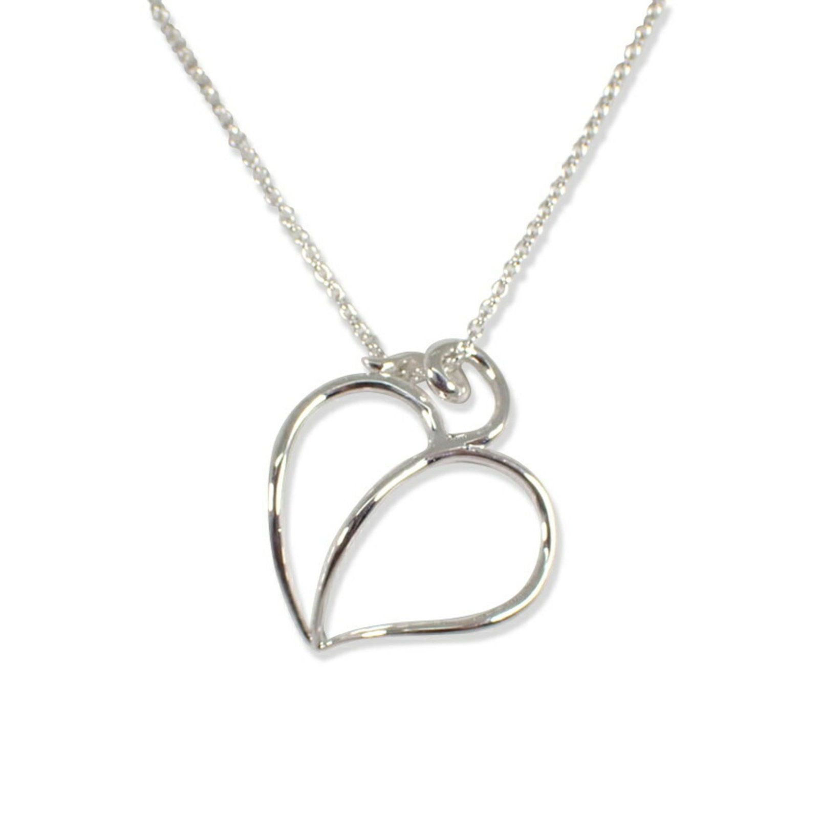 Tiffany 925 Apple Heart Pendant Necklace: Tiffany 925 Apple Heart Pendant Necklace Sterling silver 925 Apple Heart Pendant Necklace in excellent condition, featuring a beautiful design with some minor scratches and dirt. The necklace has a co