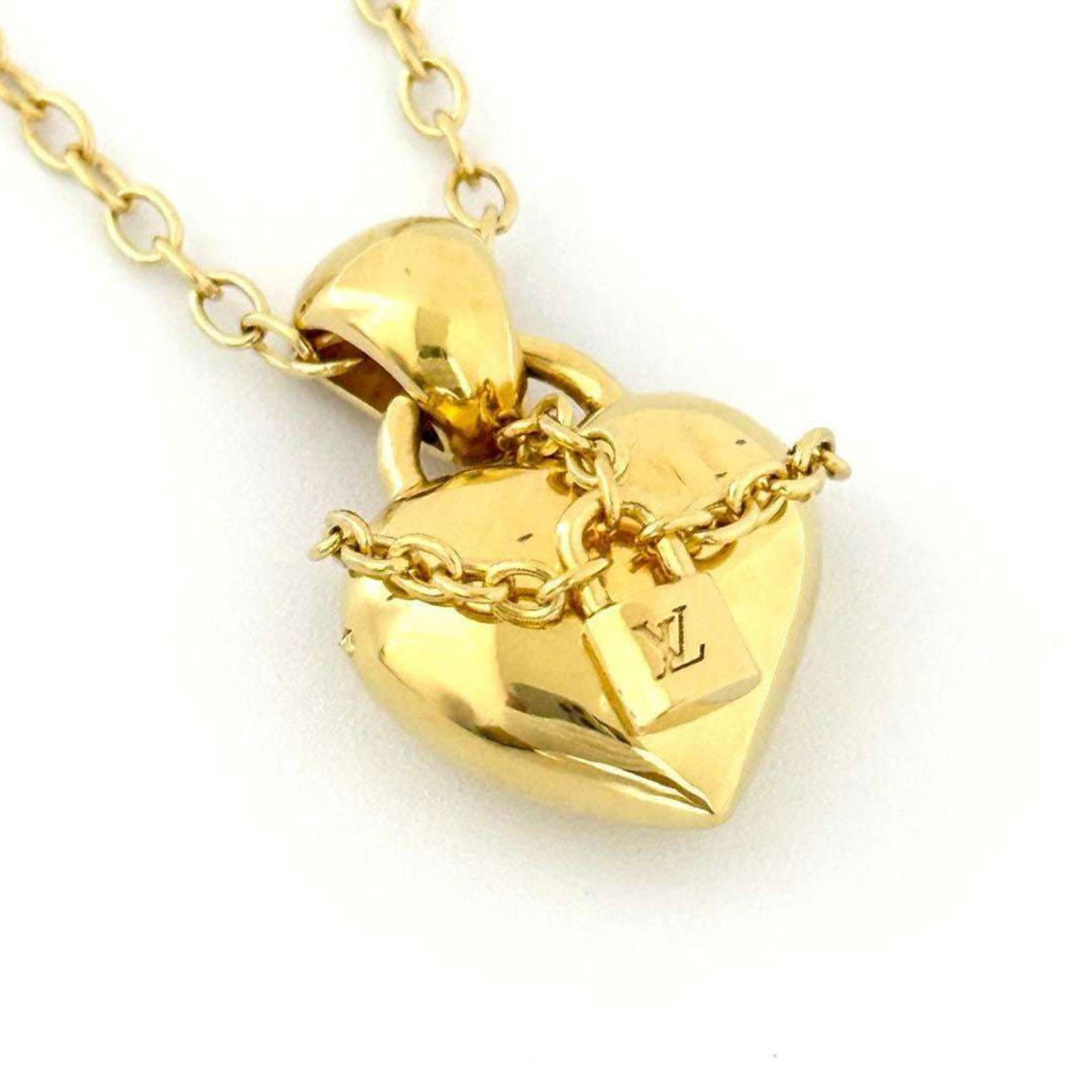 Louis Vuitton Women's Love Lock Pendant Necklace Heart: Louis Vuitton Women's Love Lock Pendant Necklace Heart Used Louis Vuitton Women's Love Lock Pendant Necklace Heart in very good condition, featuring metal construction and adjustable neck circumferenc