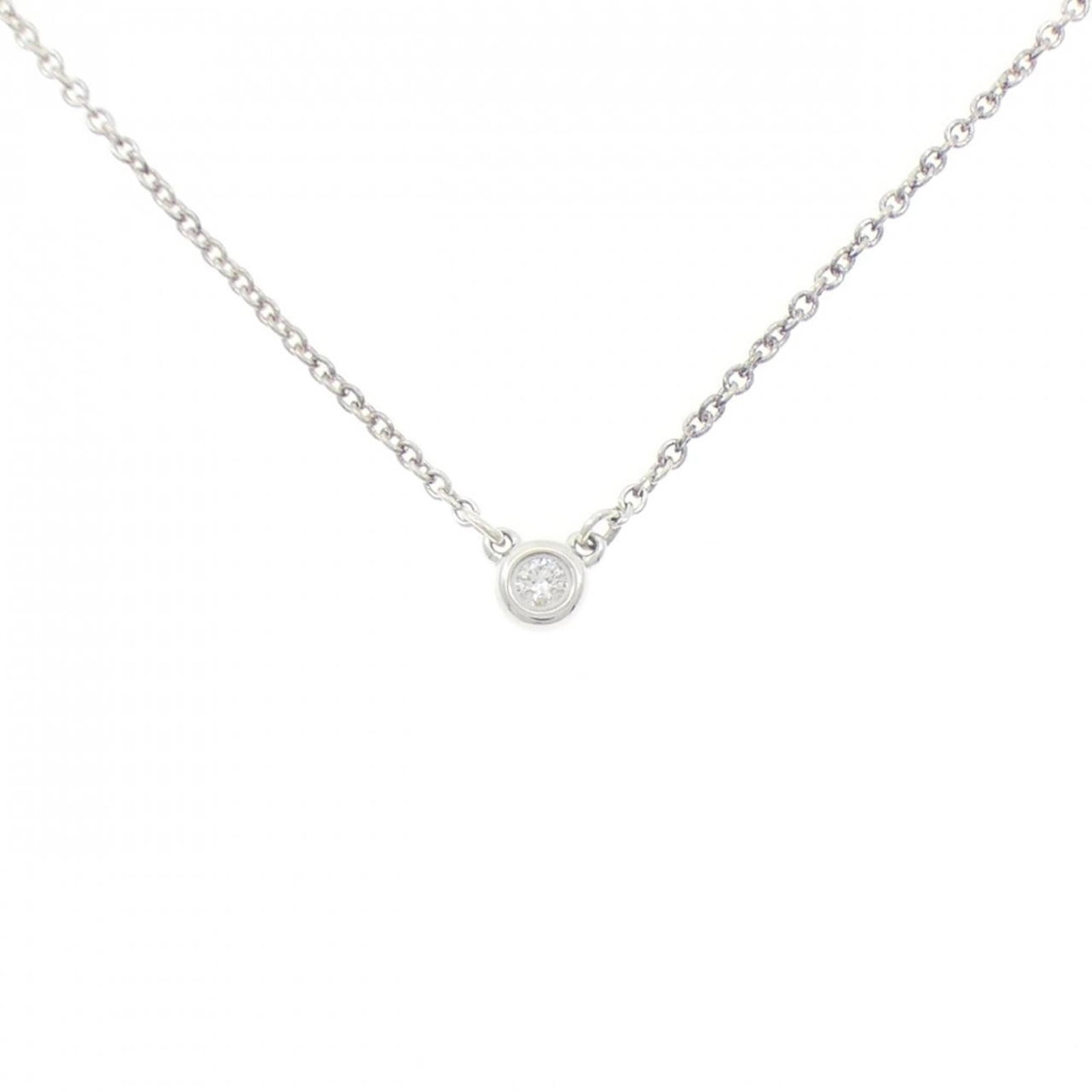 Tiffany by yard necklace: Tiffany by yard necklace Tiffany by yard necklace, featuring a silver 925 diamond pendant on a chain with a 42 cm circumference. The necklace bears some minor scratches and dirt, but overall remains