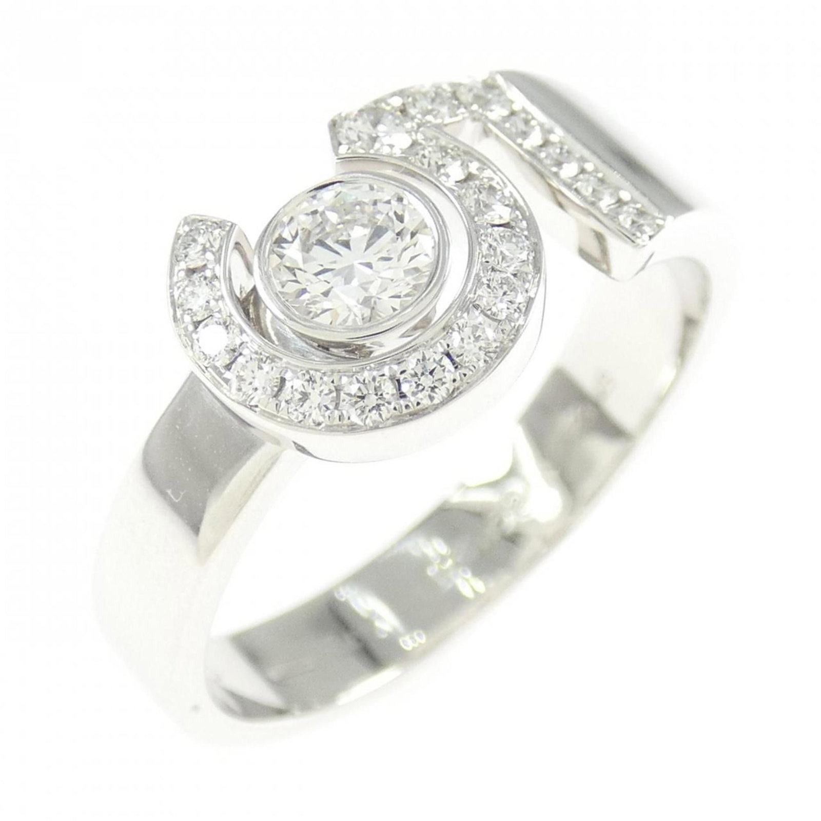 Chanel White Gold Ring Band 18K: Chanel White Gold Ring Band 18K 18K White Gold Band Ring from Chanel, featuring a diamond stone and a sleek design. This used band ring is in like new condition, with hardly any traces of usage. The i