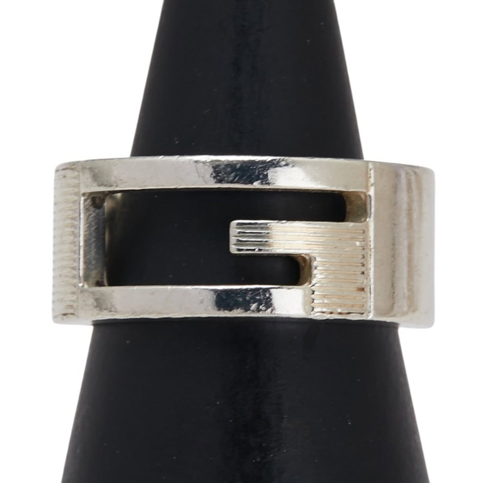 Gucci ring band silver 925: Gucci ring band silver 925 Silver 925 Gucci ring band with a sleek, modern design. This used silver band features a subtle width and weight, making it a comfortable fit for everyday wear. With its und