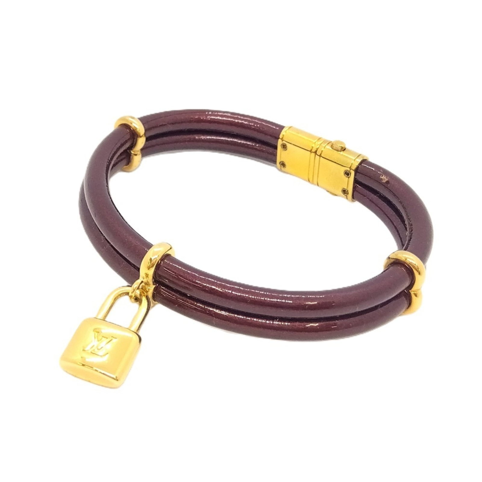 Patent leather gold plating Louis Vuitton bracelet: Patent leather gold plating Louis Vuitton bracelet Gold plating and patent leather come together in the iconic Amarante design, adding a touch of luxury to this Louis Vuitton charm bracelet. The 21cm 