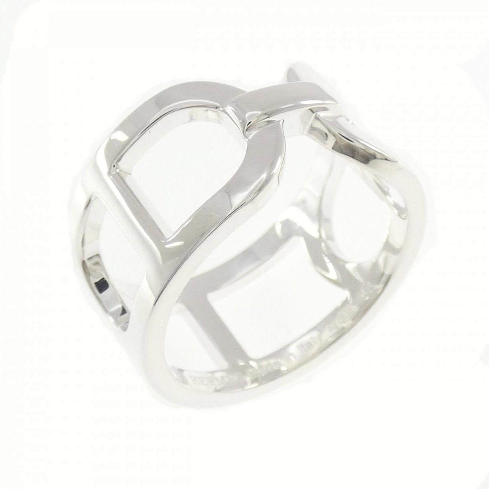 Ring Hermes Silver Band 925: Ring Hermes Silver Band 925 Silver band ring from Hermes, made from high-quality silver (925). This stylish accessory bears the signature of its creator. In excellent condition, with hardly any signs 