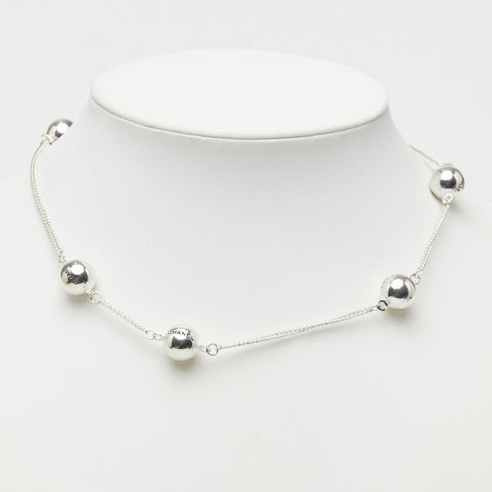 Chanel Logo Ball Necklace Silver Metal Women'S Chanel: Chanel Logo Ball Necklace Silver Metal Women'S Chanel The Chanel Logo Ball Necklace in silver metal features the iconic interlocking CC logo, a timeless symbol of luxury and sophistication. Made from 