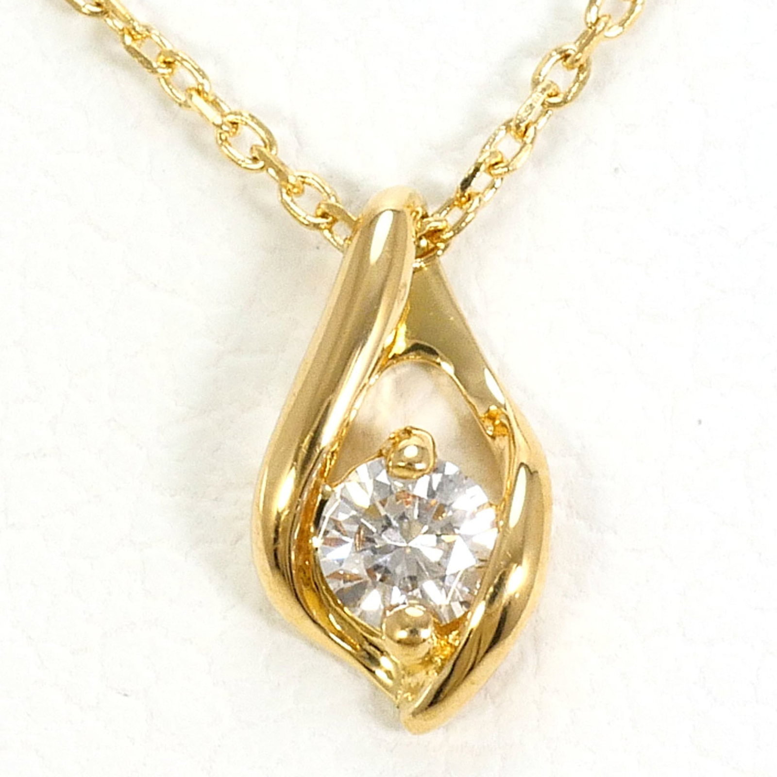 18K (18-Karat) Yellow Gold Necklace With 0.05Ct Diamond Total Weight 0.9G 40Cm Length Jewelry: 18K (18-Karat) Yellow Gold Necklace With 0.05Ct Diamond Total Weight 0.9G 40Cm Length Jewelry 18K yellow gold necklace with a total weight of 0.9g and featuring 0.05ct diamonds, offering a subtle yet