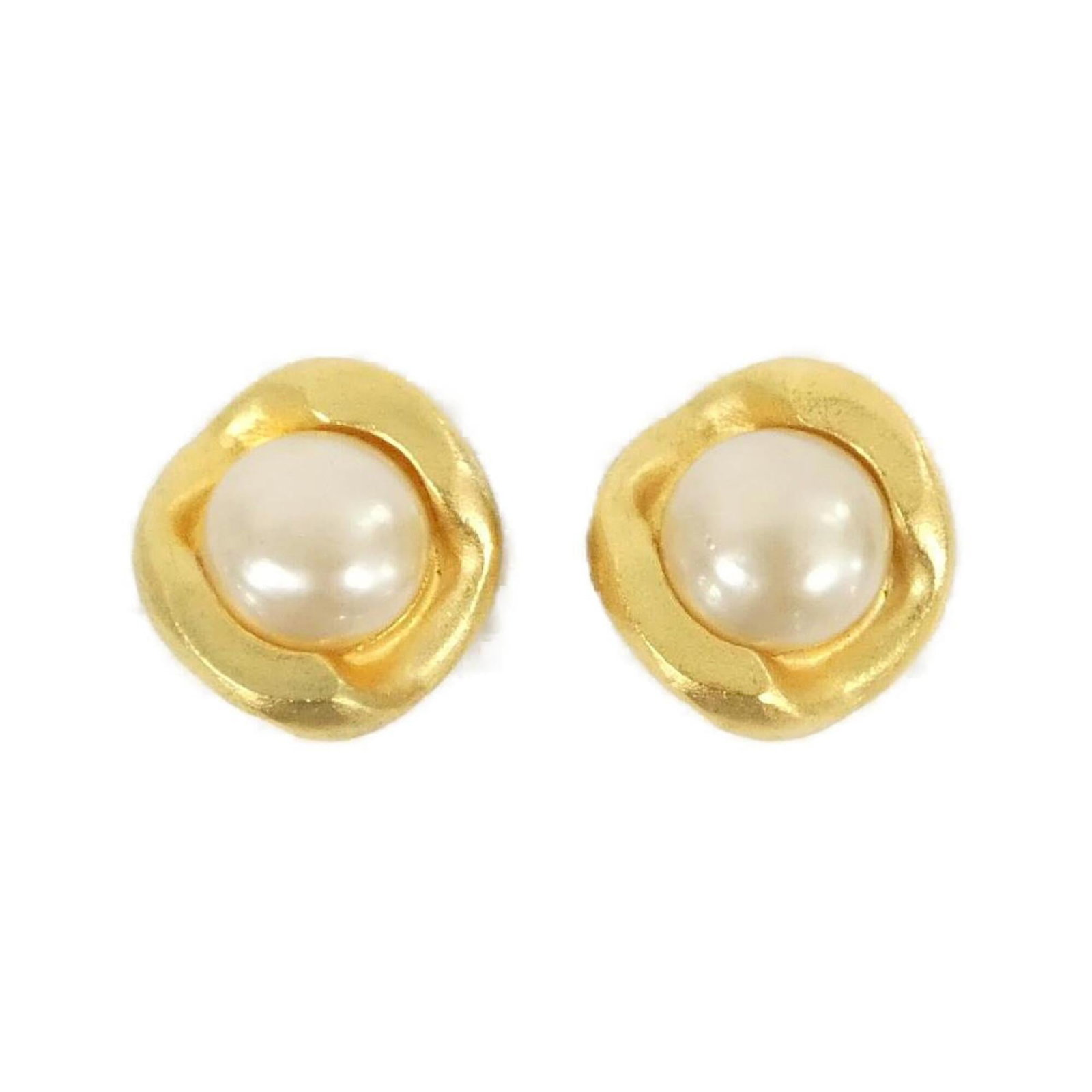 Chanel Clip Earrings: Chanel Clip Earrings Gold and white Chanel clip earrings with a classic design, featuring a subtle shine and elegant simplicity. Measuring 23mm x 20mm, these earrings showcase the timeless style of th