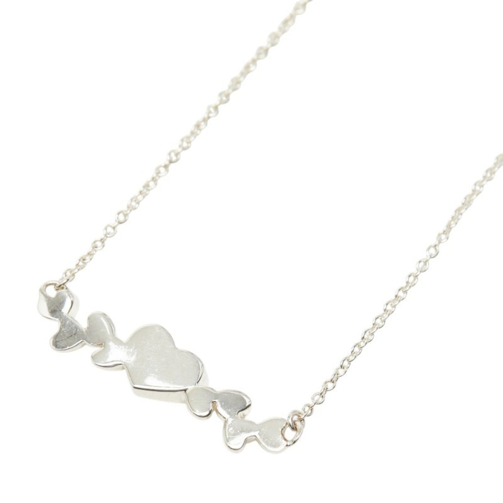 Modern women's silver heart necklace Sv925: Modern women's silver heart necklace Sv925 Silver heart necklace made from high-quality Sv925 metal, featuring a modern design. The necklace has been used and shows some signs of wear, including minor