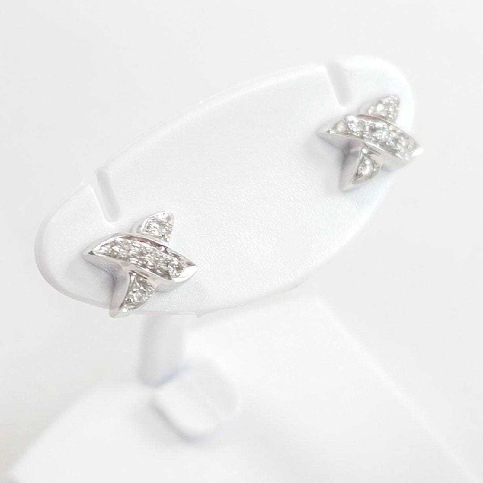 White Gold 18K Tiffany Stud Earrings: White Gold 18K Tiffany Stud Earrings Stud earrings featuring white gold 18K Tiffany design, bearing a few traces of usage with minor scratches and dirt. Overall in very good condition despite some sig