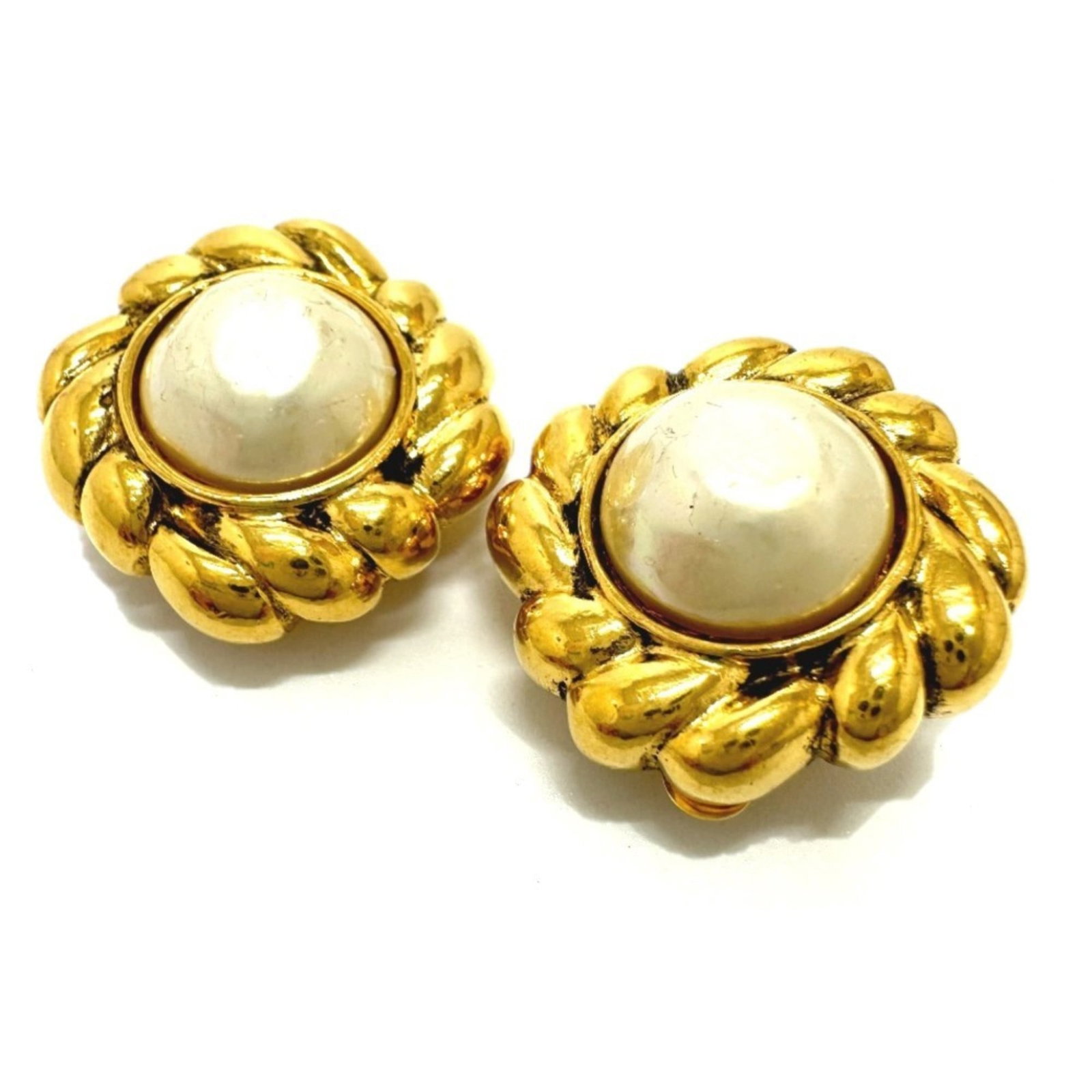 Clip earrings gold plating by Chanel: Clip earrings gold plating by Chanel Clip earrings in gold plating by Chanel, featuring a classic design with subtle details. Traces of usage and minor scratches can be seen on the surface, but