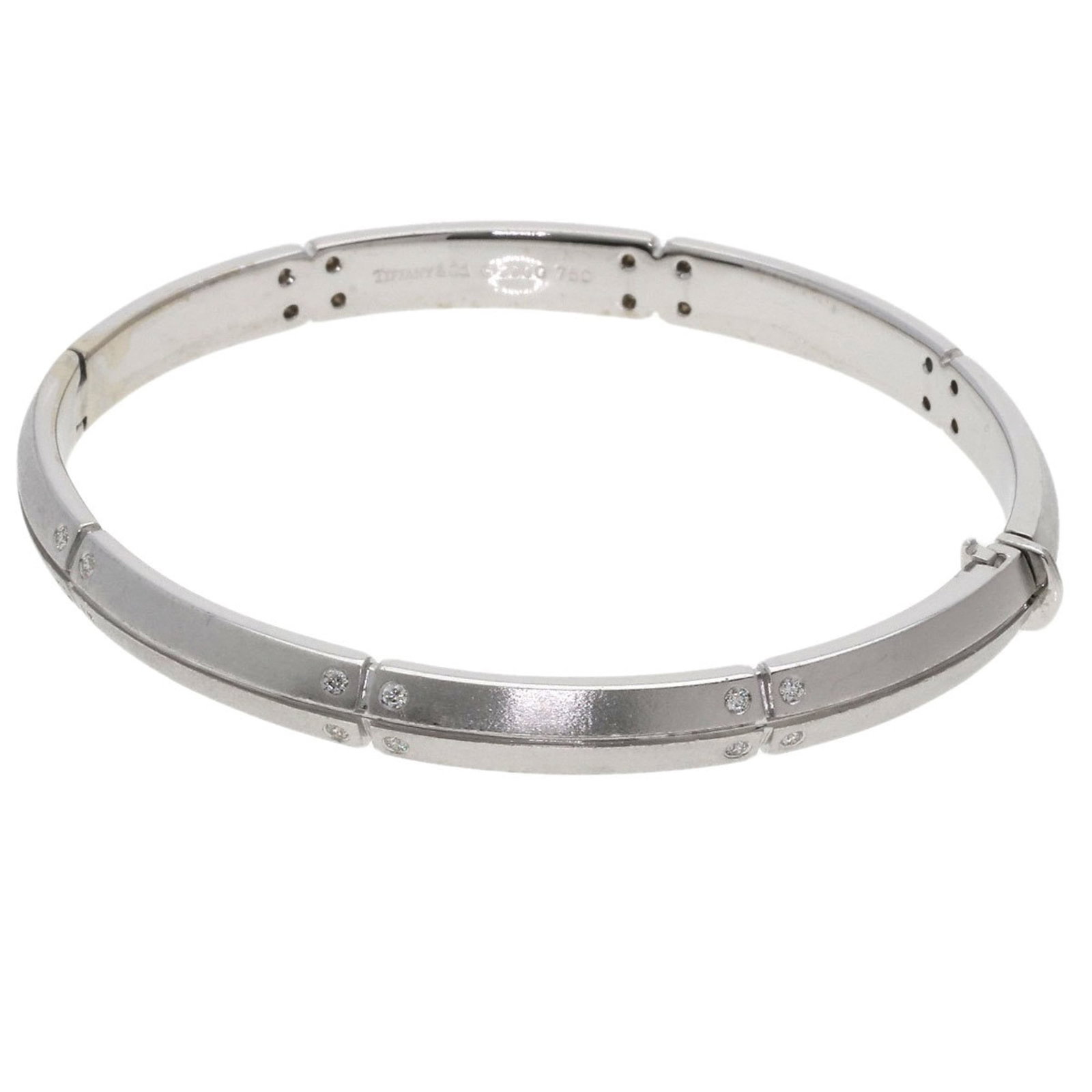 Charm Tiffany White Gold (18K): Charm Tiffany White Gold (18K) Charm Tiffany White Gold (18K) features an 18k white gold construction, bearing a signature. The charm measures 17cm in length and has some minor scratches and dirt, but