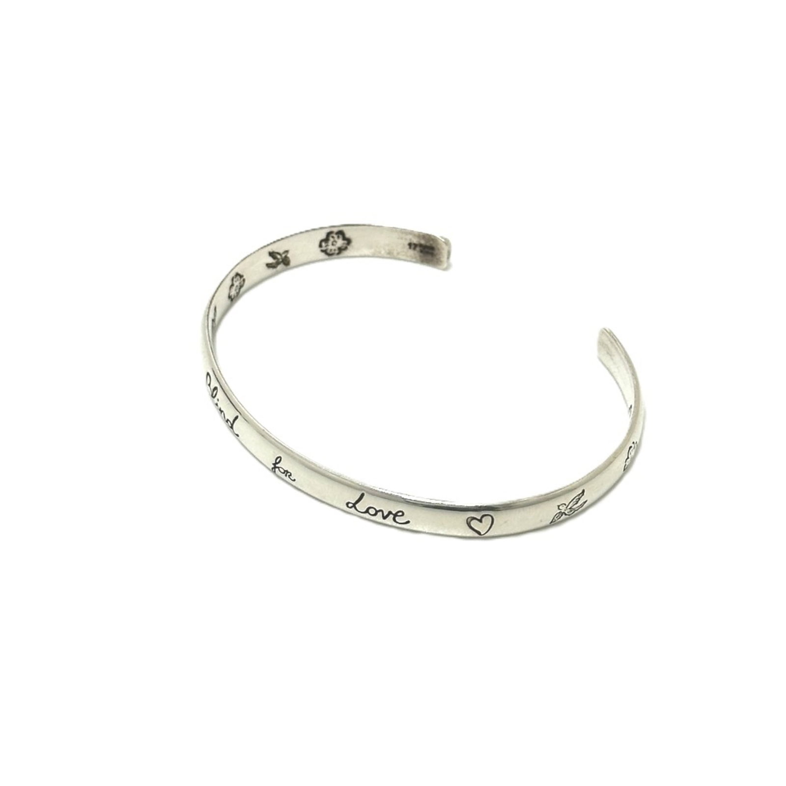Bangle Gucci 925 Silver: Bangle Gucci 925 Silver This Gucci bangle boasts sleek, silver 925 details and measures 17cm in length. The subtle scratches and minor dirt marks add a touch of wear to its otherwise very good conditi