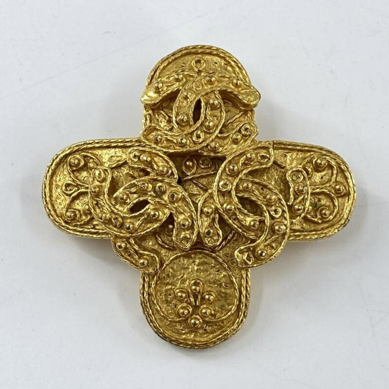 Chanel Brooch: Chanel Brooch Gold Chanel brooch with a 5cm x 5cm size, bearing traces of usage and minor damages. This used brooch remains in acceptable condition for continued use, showcasing the timeless elegance