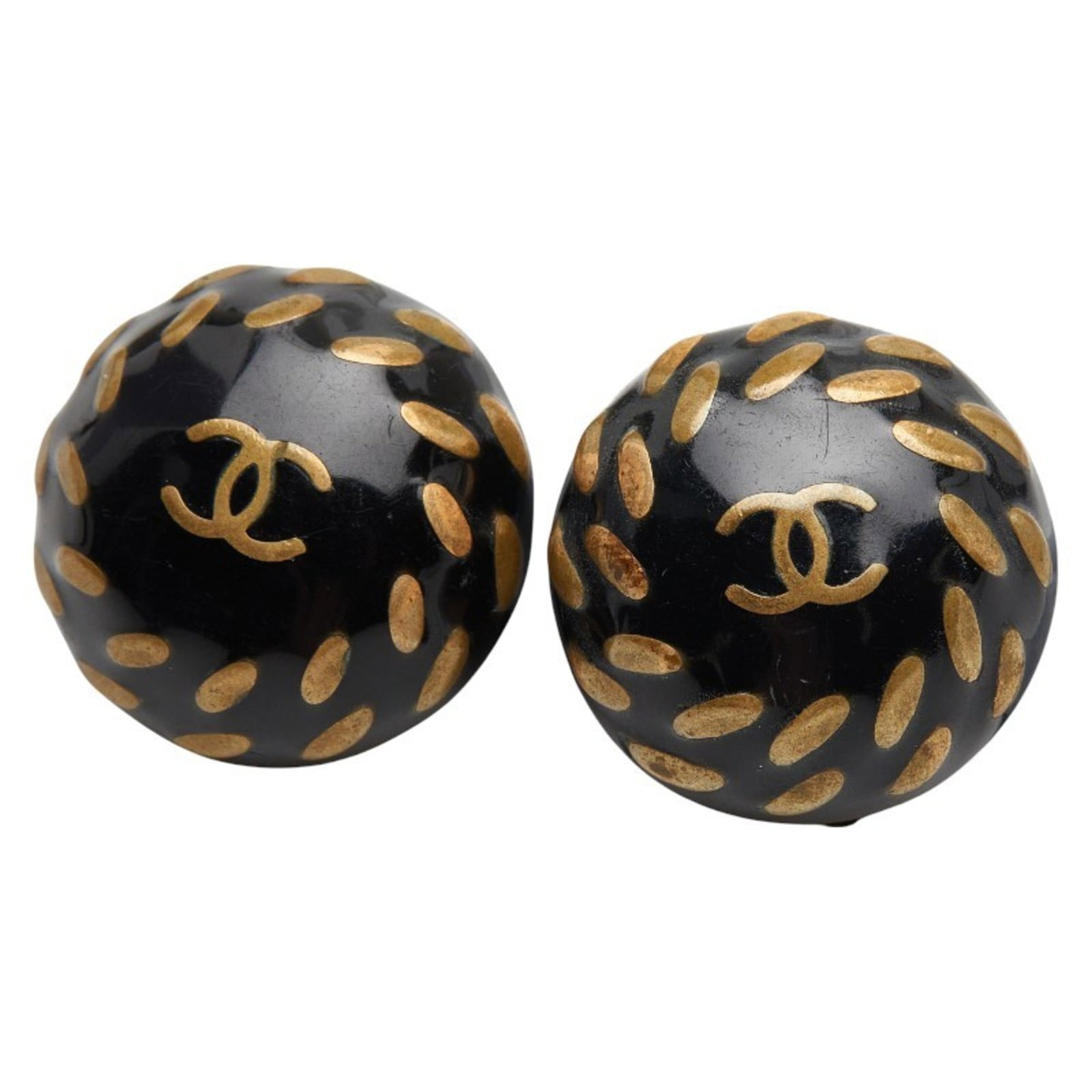 Chanel Clip Earrings: Chanel Clip Earrings Black and gold clip earrings from Chanel, with a classic design featuring a subtle shine. The earrings have a small size, measuring 24.30mm x 24.50mm, and show signs of usage with