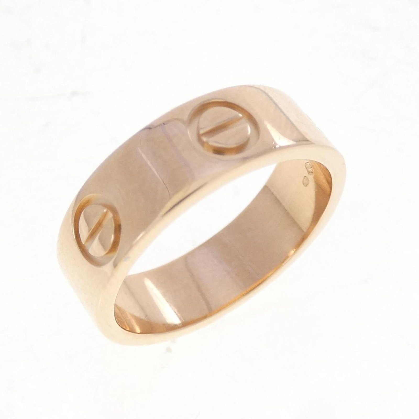 Pink gold 18k ring band from Cartier: Pink gold 18k ring band from Cartier Pink gold 18k Cartier ring band with a subtle touch of elegance, featuring the iconic brand's signature style. This used band showcases some signs of wear, includi